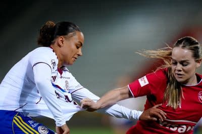 Schweiz: AXA Women's Super League 2025/26, FC Thun vs Servette FC Chenois Feminin - Stockhorn Arena, Thun: Maeva Stacy Salomon (7 Servette FC) im Duell mit Rilana Ueltschi (29 Thun)