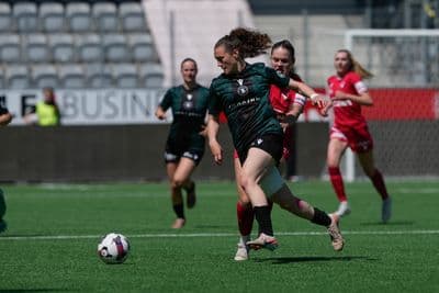 Schweiz: AXA Women's Super League 2025/26, FC Thun vs Yverdon Sport FC - Stockhorn Arena, Thun: Selina Ueltschi (11 Thun) im Duell mit Zia Girardin (3 Yverdon)