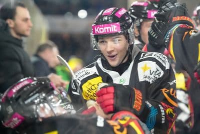 Schweiz: National League Play-In Runde 1, Spiel 2 2025/26, SC Bern vs EHC Biel-Bienne - PostFinance Arena, Bern: Louis Füllemann - Louis Fullemann (14 SCB) nach dem Tor von Victor Ejdsell (PostFinance Top Scorer von SCB)