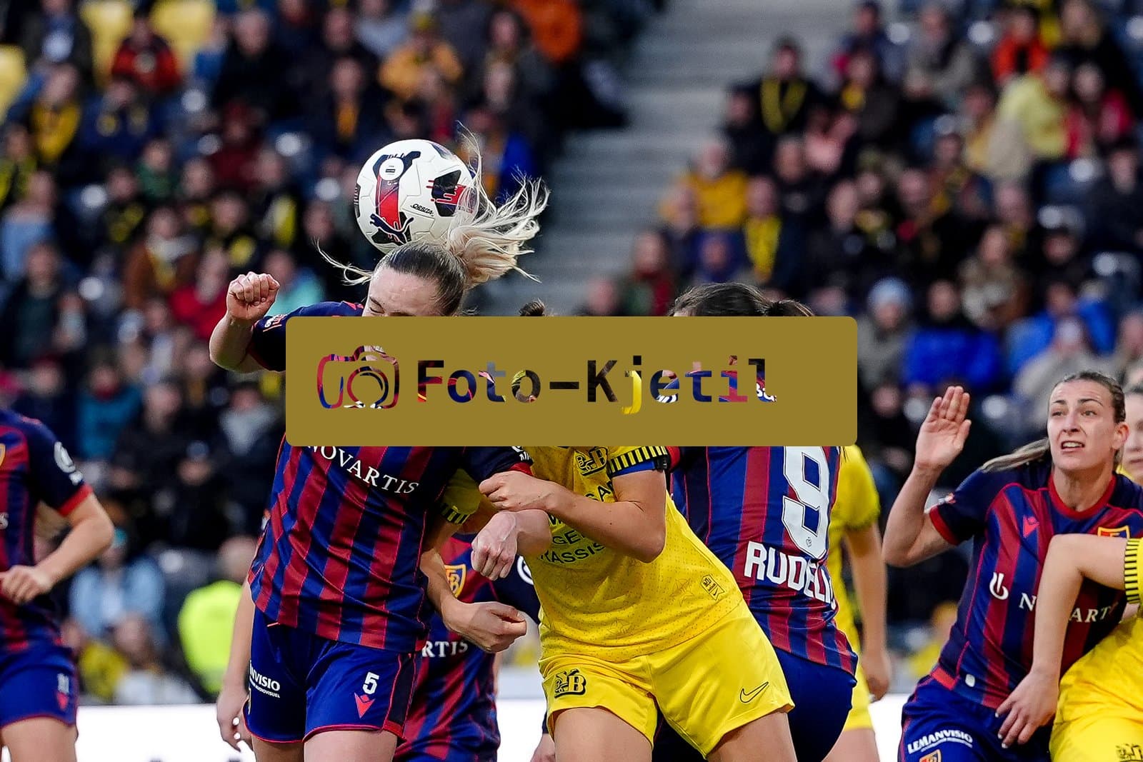Schweiz: AXA Women's Super League 2025/26, BSC YB Frauen vs FC Basel 1893 - Stadion Wankdorf, Bern: Sabina Jackson (5 FCB) in einem Kopfball Duell mit Giulia Schlup (31 YB Frauen)