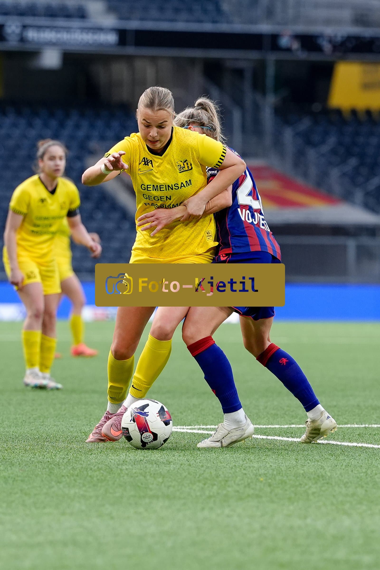 Schweiz: AXA Women's Super League 2025/26, BSC YB Frauen vs FC Basel 1893 - Stadion Wankdorf, Bern: Maja Jelcic (99 YB Frauen) gegen Jana Vojtekova (20 FCB)