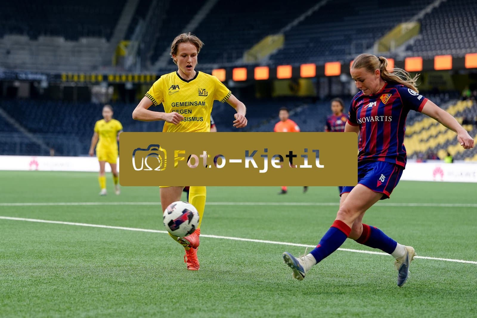 Schweiz: AXA Women's Super League 2025/26, BSC YB Frauen vs FC Basel 1893 - Stadion Wankdorf, Bern: Bianca Dysli (23 YB Frauen) gegen Antonia Baass (15 FCB)