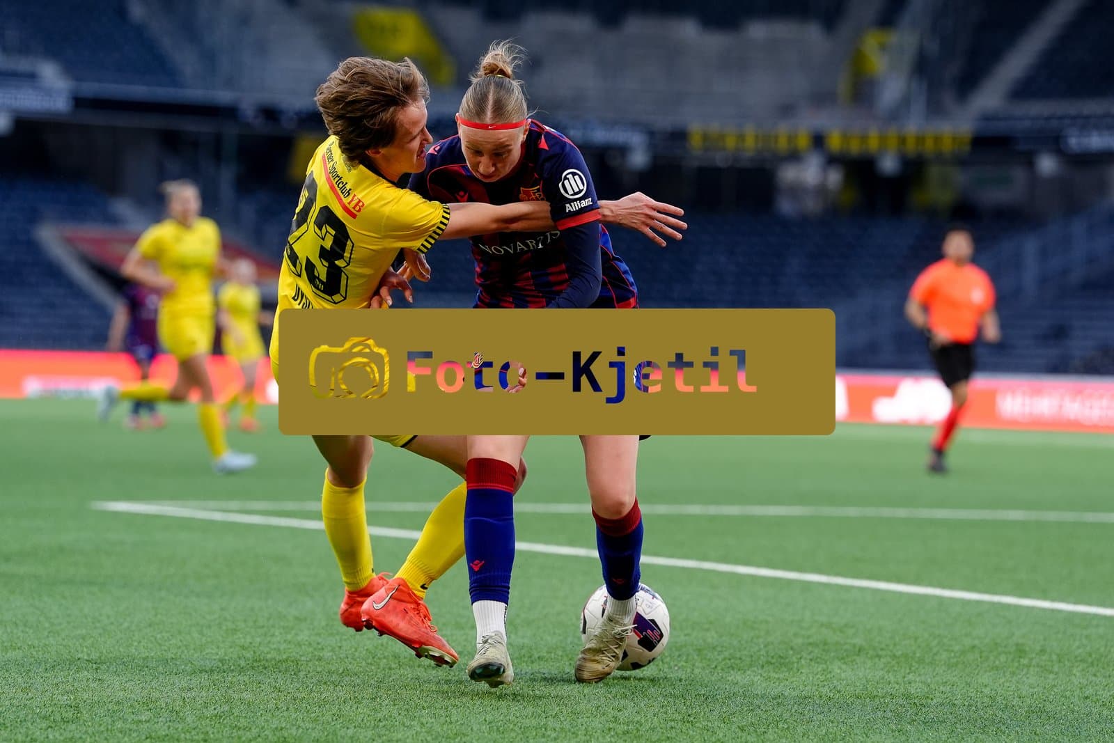 Schweiz: AXA Women's Super League 2025/26, BSC YB Frauen vs FC Basel 1893 - Stadion Wankdorf, Bern: Andela Krstic (16 FCB) gegen Bianca Dysli (23 YB Frauen)