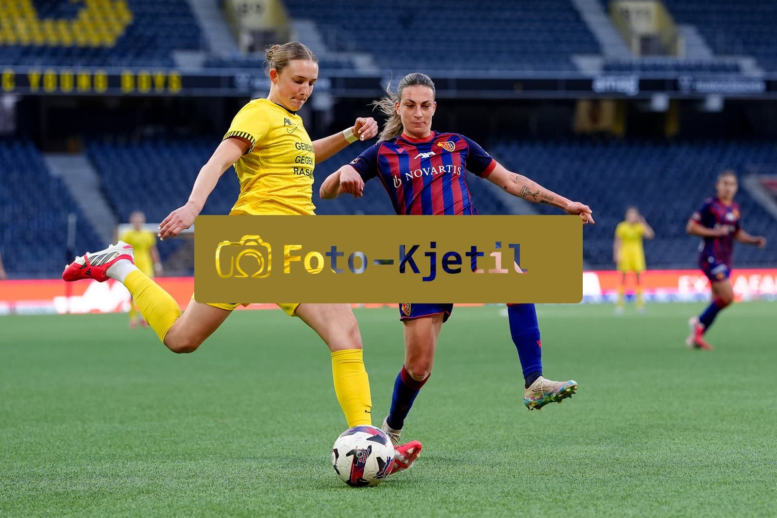 Schweiz: AXA Women's Super League 2025/26, BSC YB Frauen vs FC Basel 1893 - Stadion Wankdorf, Bern: Alice Ilaria Berti (19 FCB) gegen Rebecca Villena y Scheffler (77 YB Frauen)