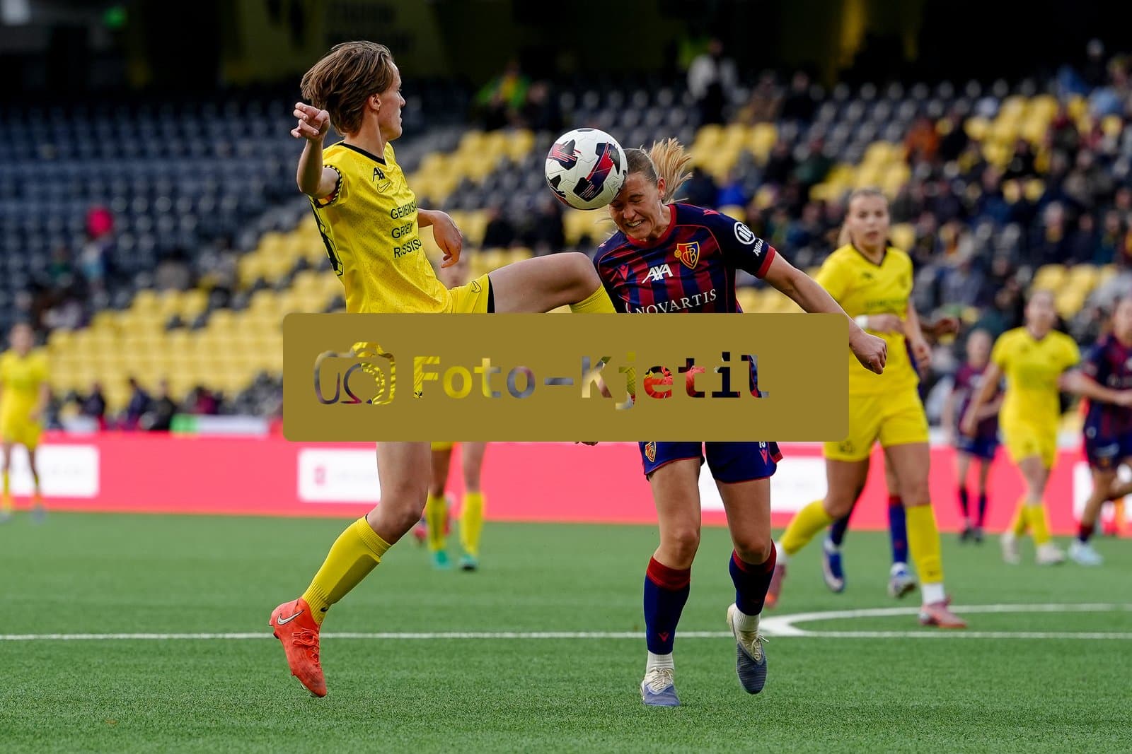 Schweiz: AXA Women's Super League 2025/26, BSC YB Frauen vs FC Basel 1893 - Stadion Wankdorf, Bern: Antonia Baass (15 FCB) mit einem Kopfball gegen Bianca Dysli (23 YB Frauen)