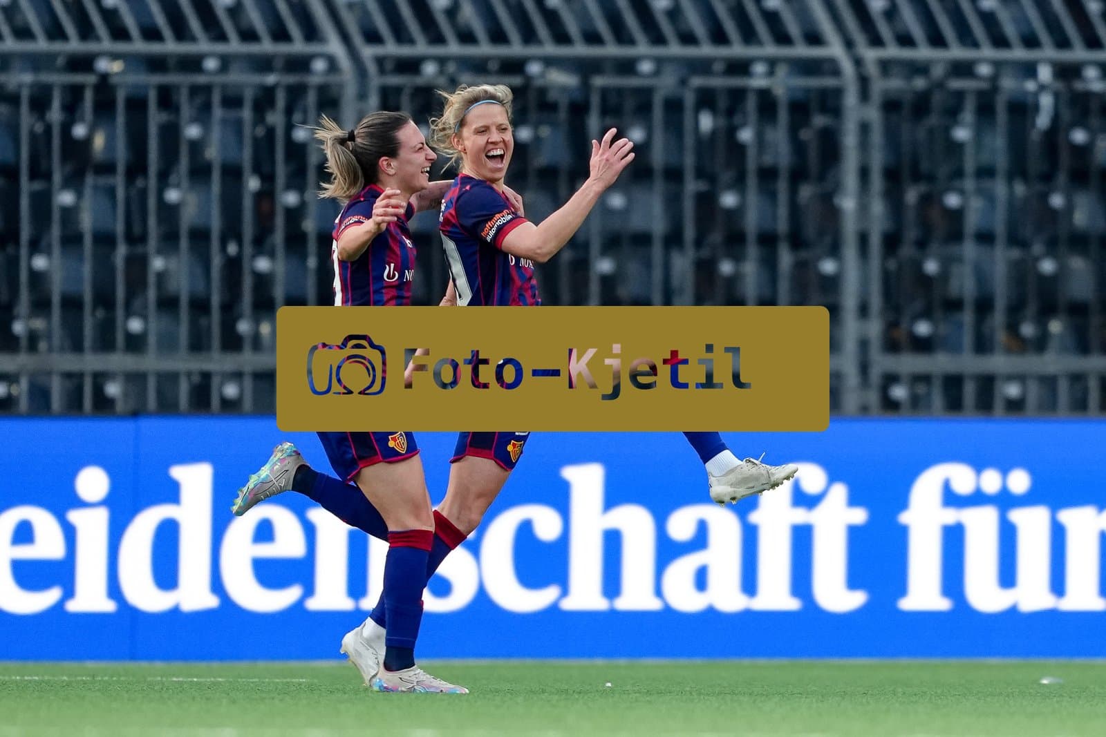 Schweiz: AXA Women's Super League 2025/26, BSC YB Frauen vs FC Basel 1893 - Stadion Wankdorf, Bern: Jana Vojtekova (20 FCB) jubelt nach ihrem Tor mit Alice Ilaria Berti (19 FCB)