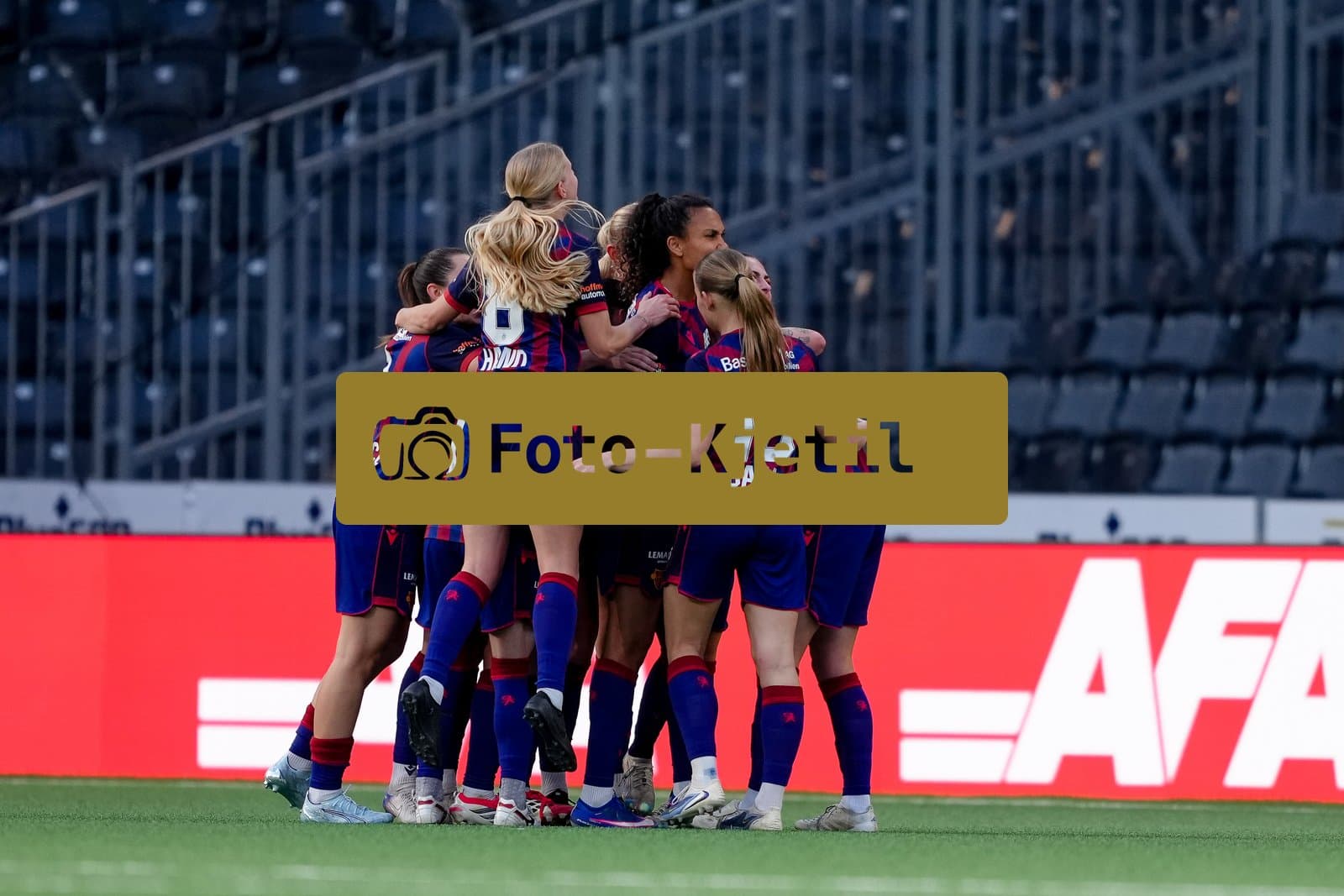 Schweiz: AXA Women's Super League 2025/26, BSC YB Frauen vs FC Basel 1893 - Stadion Wankdorf, Bern: Jana Vojtekova (20 FCB) jubelt nach ihrem Tor mit dem Team