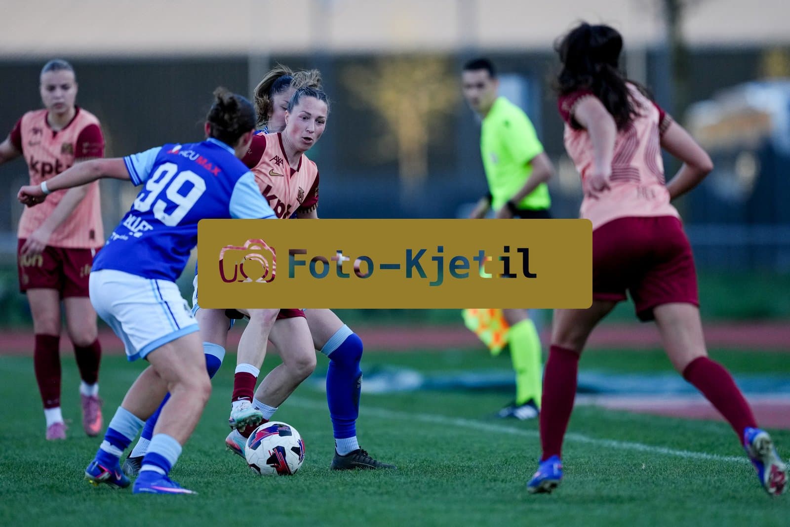 Schweiz: AXA Women's Super League 2025/26, FC Luzern vs BSC YB Frauen - Hubelmatt, Luzern: Lisa Josten (24 YB Frauen) gegen Alyssa Keller (99 FC Luzern)
