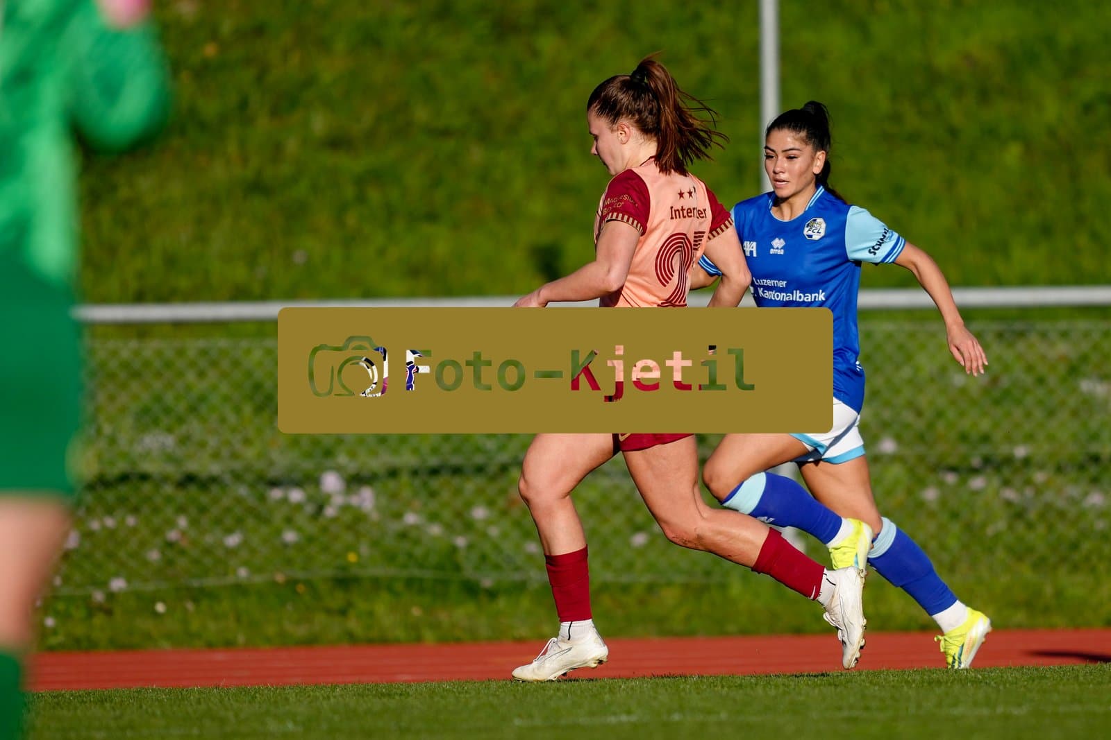 Schweiz: AXA Women's Super League 2025/26, FC Luzern vs BSC YB Frauen - Hubelmatt, Luzern: Michele Schnider (6 FCL) gegen Emilie Bernhardt (25 YB Frauen)