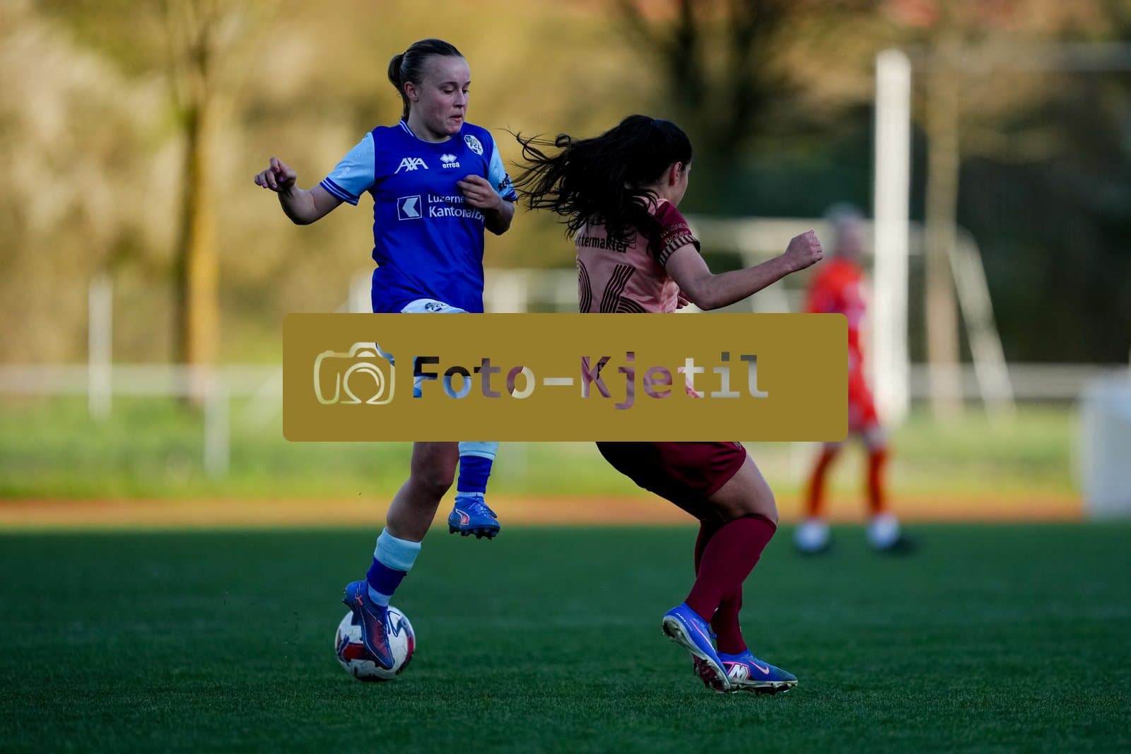 Schweiz: AXA Women's Super League 2025/26, FC Luzern vs BSC YB Frauen - Hubelmatt, Luzern: Fiona Sperlich (22 FCL) gegen Laura Frey (26 YB Frauen)