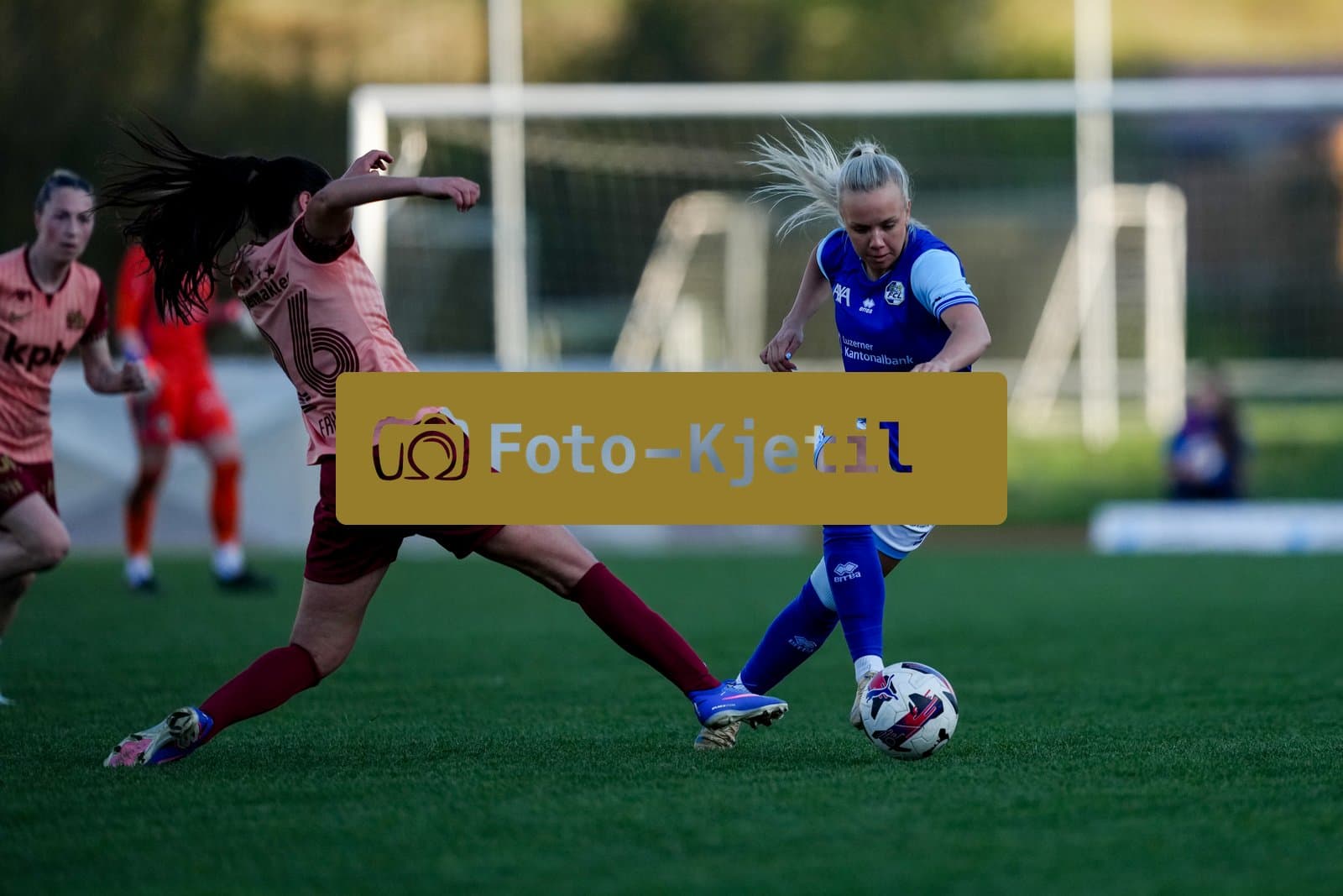 Schweiz: AXA Women's Super League 2025/26, FC Luzern vs BSC YB Frauen - Hubelmatt, Luzern: Jennie Marie Egeriis (17 FCL) gegen Laura Frey (26 YB Frauen)