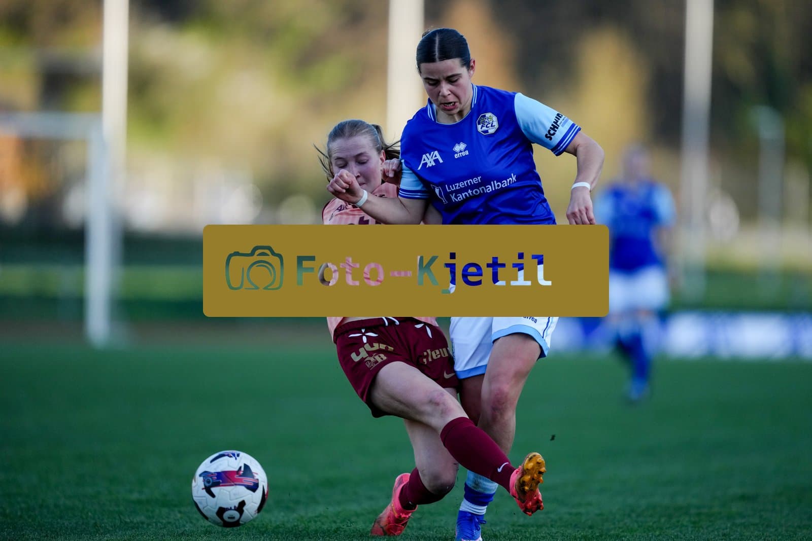 Schweiz: AXA Women's Super League 2025/26, FC Luzern vs BSC YB Frauen - Hubelmatt, Luzern: Alyssa Keller (99 FCL) gegen Noa Linn Münger - Noa Linn Munger (8 YB Frauen)