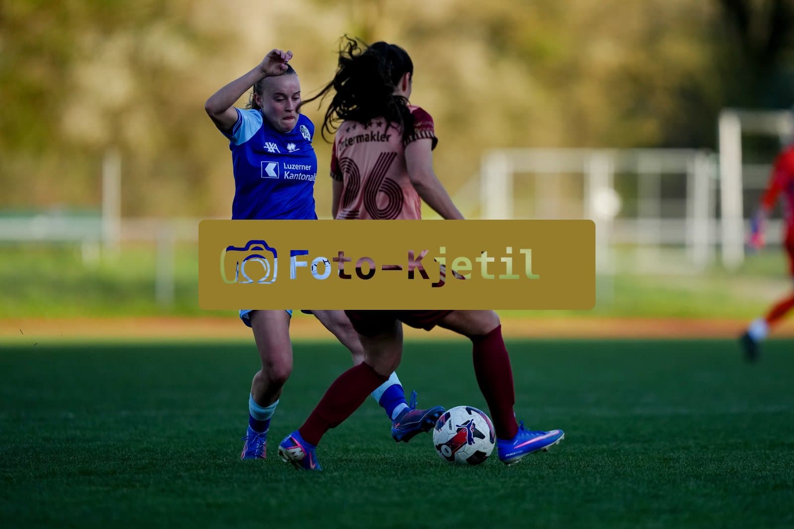 Schweiz: AXA Women's Super League 2025/26, FC Luzern vs BSC YB Frauen - Hubelmatt, Luzern: Fiona Sperlich (22 FCL) gegen Laura Frey (26 YB Frauen)