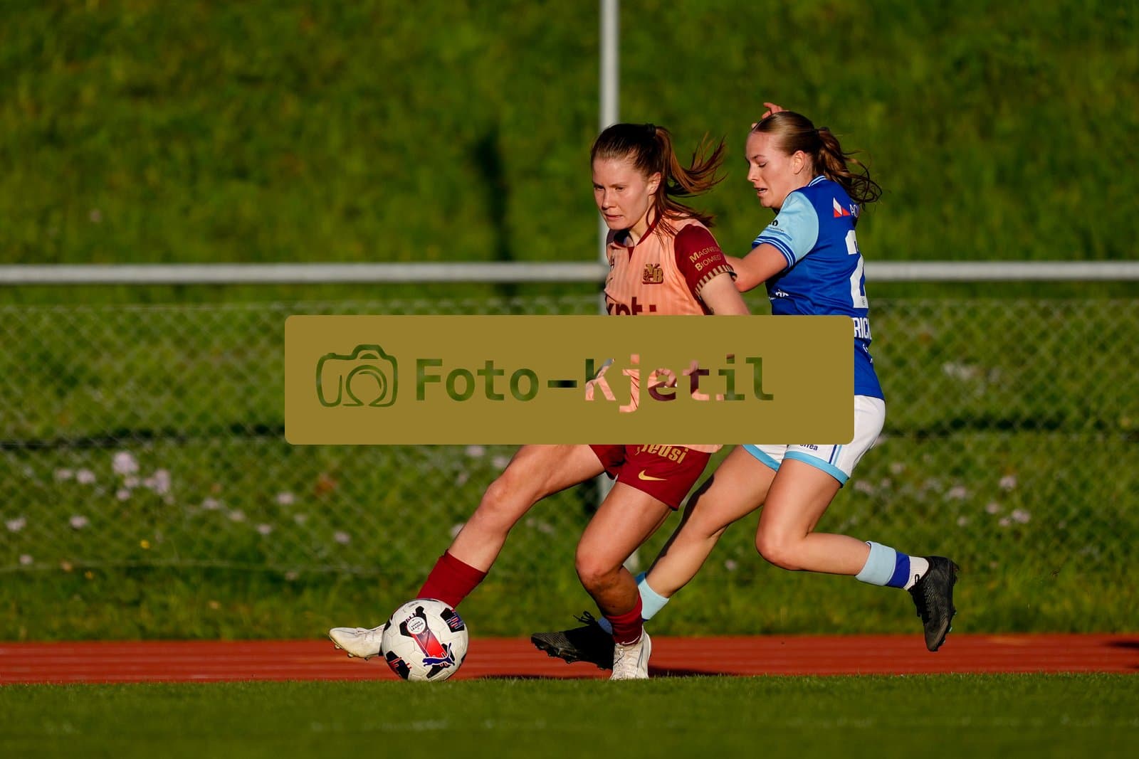 Schweiz: AXA Women's Super League 2025/26, FC Luzern vs BSC YB Frauen - Hubelmatt, Luzern: Emilie Bernhardt (25 YB Frauen) gegen Liel Rickenbach (26 FC Luzern)