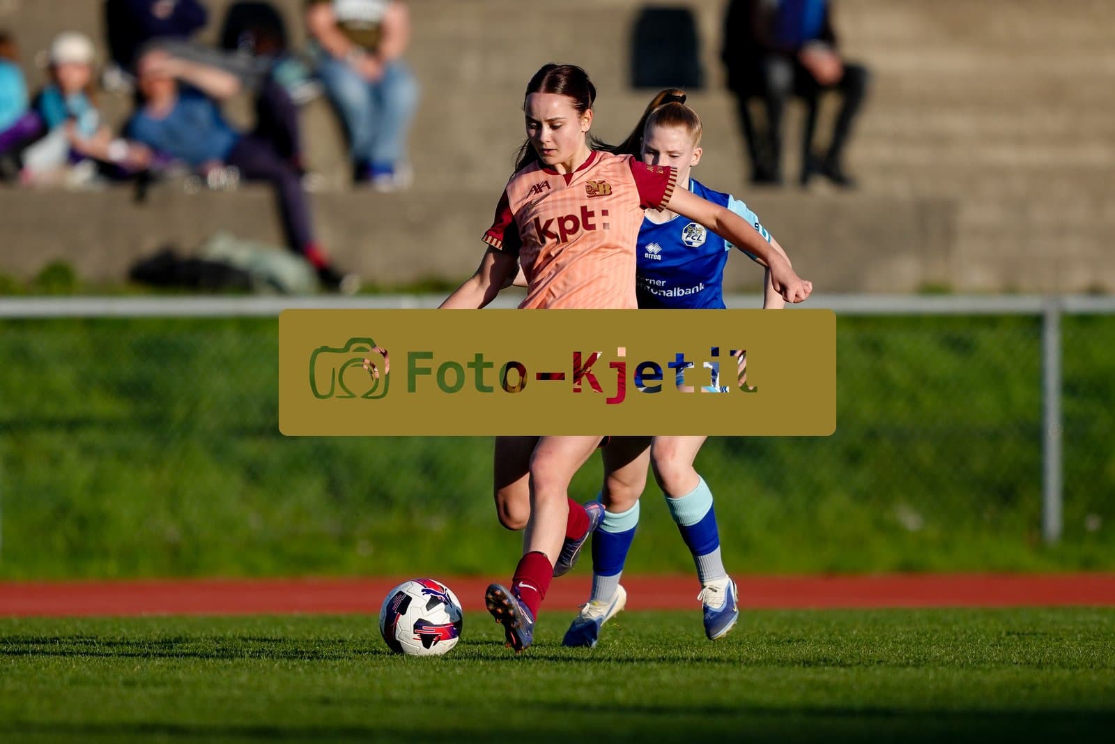 Schweiz: AXA Women's Super League 2025/26, FC Luzern vs BSC YB Frauen - Hubelmatt, Luzern: Emilie De Maddalena (15 YB Frauen) gegen Mia Knapp (4 FC Luzern)