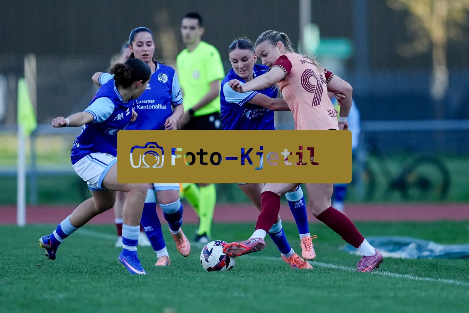 Schweiz: AXA Women's Super League 2025/26, FC Luzern vs BSC YB Frauen - Hubelmatt, Luzern: Gentiana Fetaj (9 FCL) und Melissa Rondalli (21 FCL) gegen Maja Jelcic (99 YB Frauen)