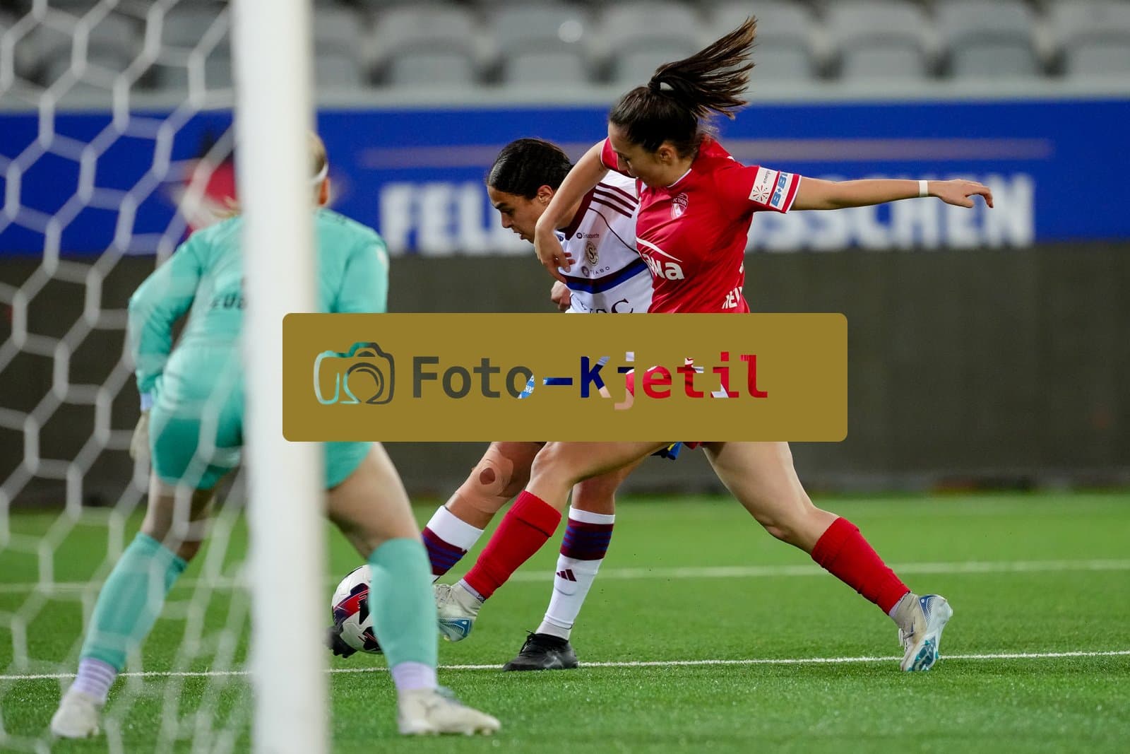 Schweiz: AXA Women's Super League 2025/26, FC Thun vs Servette FC Chenois Feminin - Stockhorn Arena, Thun: Sofia Bekhaled (21 Servette FC) im Duell mit Alisha Heiniger (6 Thun)