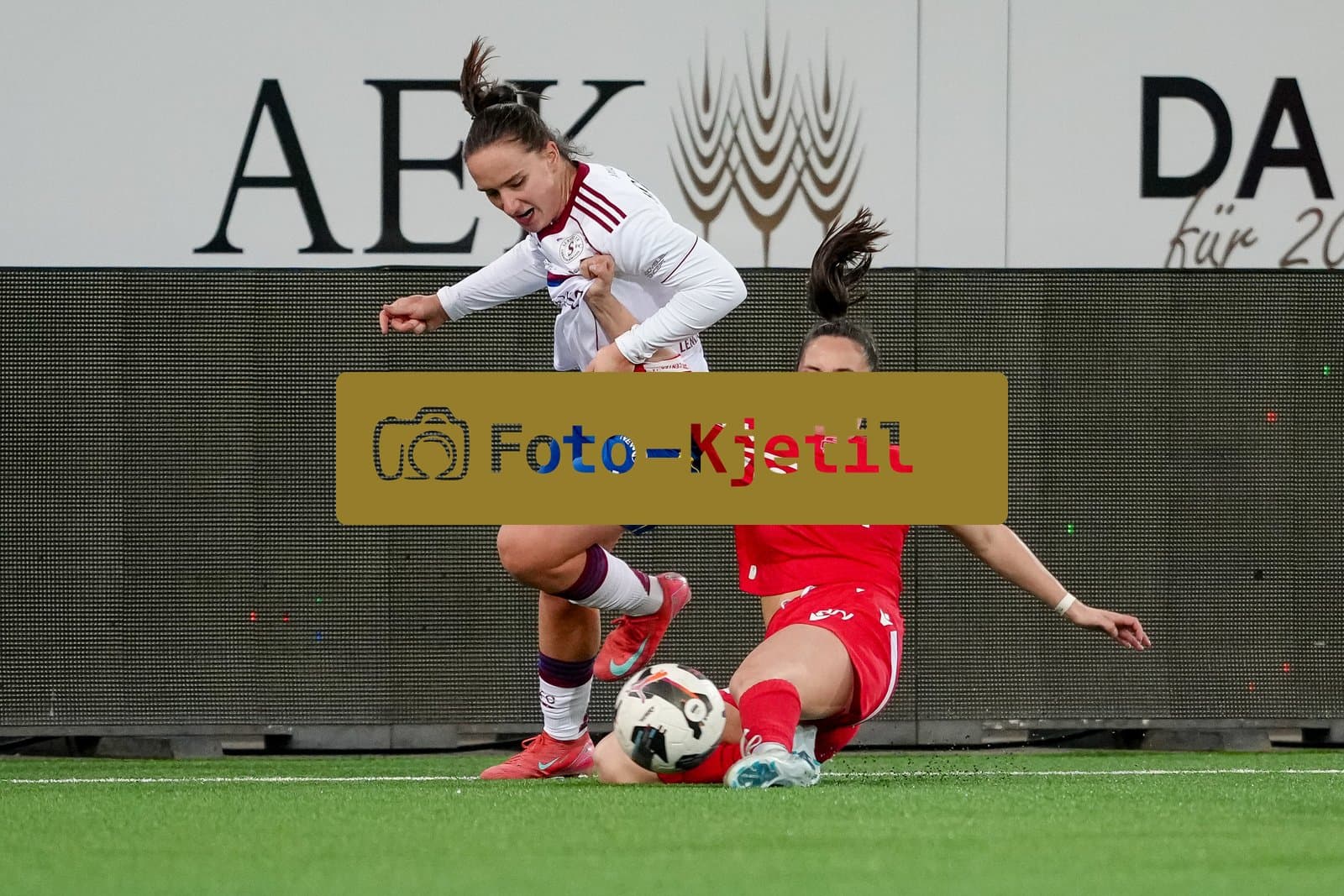 Schweiz: AXA Women's Super League 2025/26, FC Thun vs Servette FC Chenois Feminin - Stockhorn Arena, Thun: Magdalena Izabela Sobal (11 Servette FC) im Duell mit Janine Minnig (9 Thun)