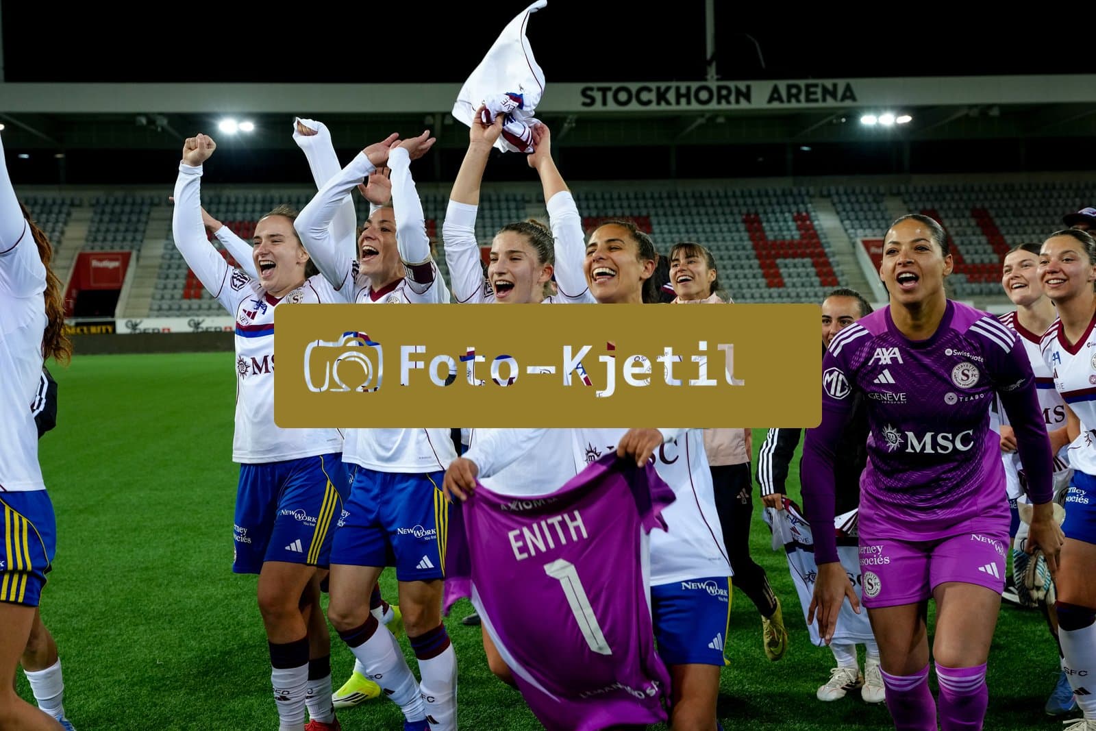Schweiz: AXA Women's Super League 2025/26, FC Thun vs Servette FC Chenois Feminin - Stockhorn Arena, Thun: Die Spielerinnen des FC Servette feiern den Sieg nach dem Spiel gegen FC Thun