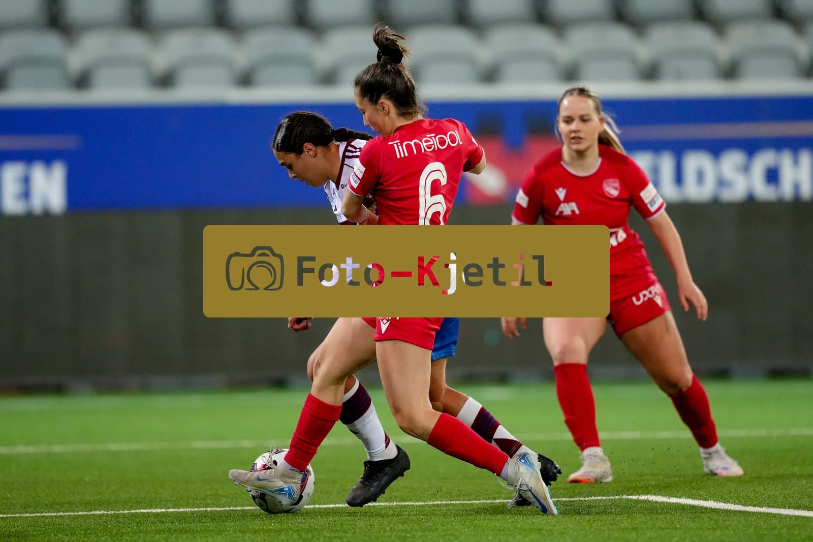 Schweiz: AXA Women's Super League 2025/26, FC Thun vs Servette FC Chenois Feminin - Stockhorn Arena, Thun: Sofia Bekhaled (21 Servette FC) im Duell mit Alisha Heiniger (6 Thun)
