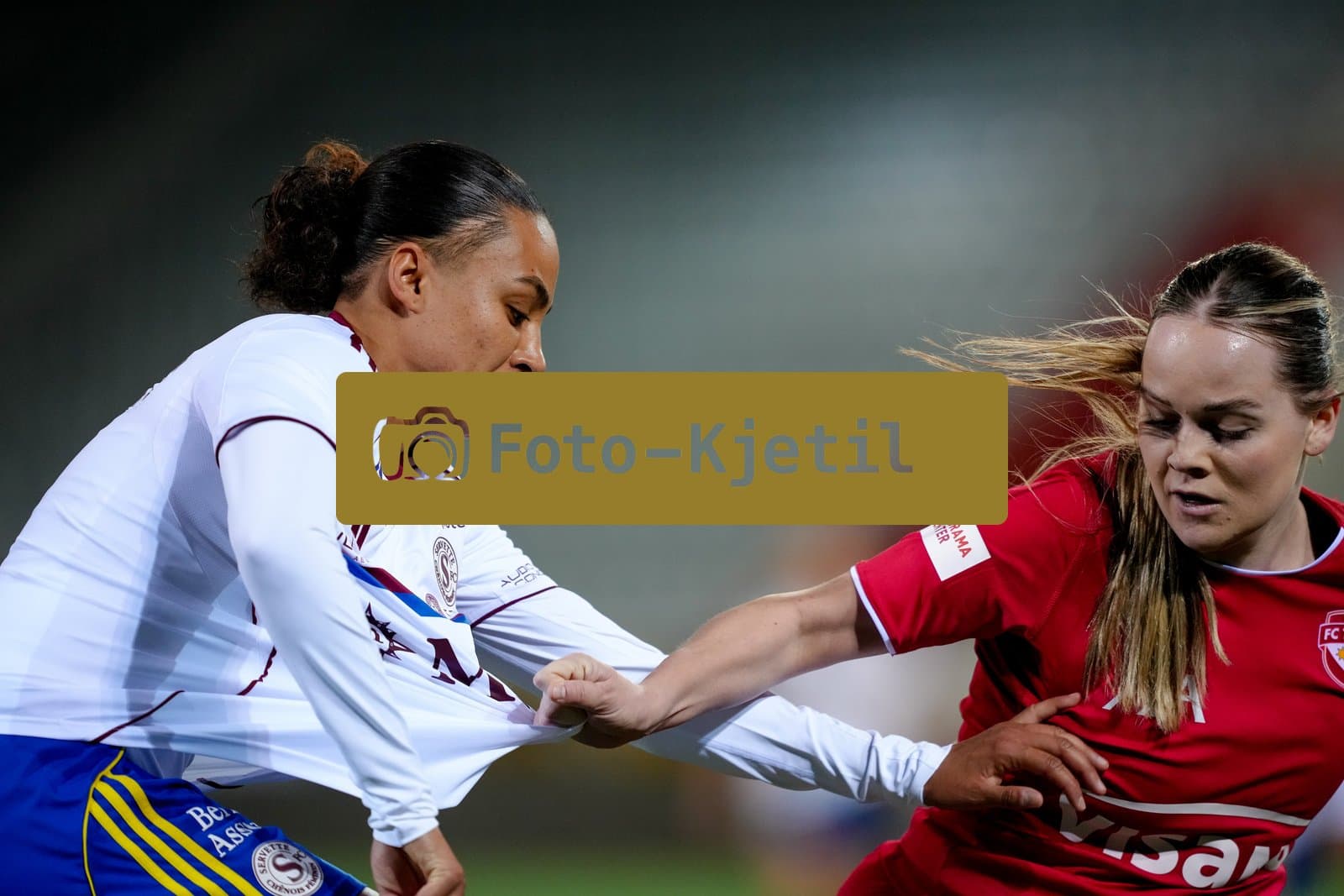 Schweiz: AXA Women's Super League 2025/26, FC Thun vs Servette FC Chenois Feminin - Stockhorn Arena, Thun: Maeva Stacy Salomon (7 Servette FC) im Duell mit Rilana Ueltschi (29 Thun)