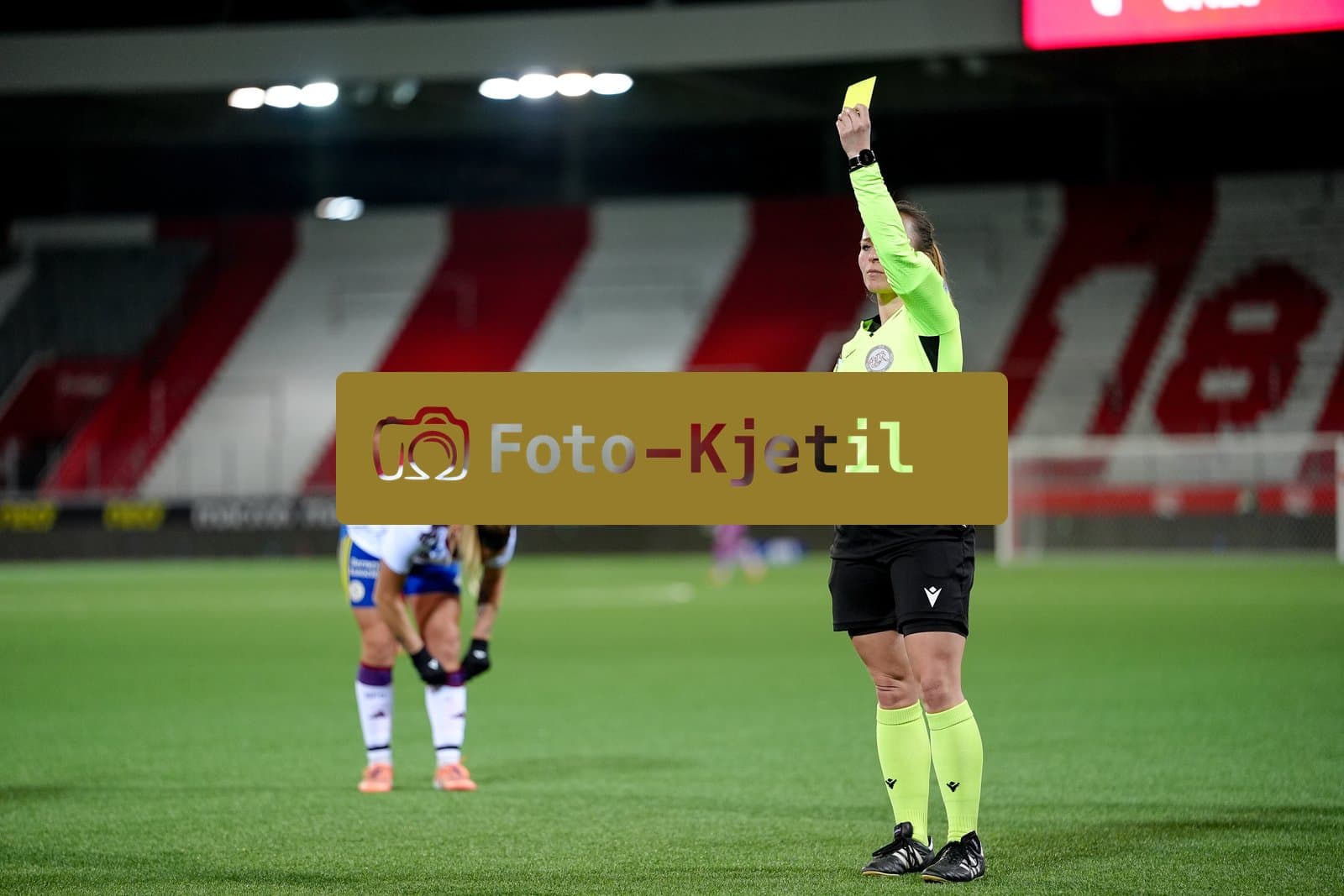 Schweiz: AXA Women's Super League 2025/26, FC Thun vs Servette FC Chenois Feminin - Stockhorn Arena, Thun: Schiedsrichterin Vanessa Mühlheim - Vanessa Muhlheim verteilt eine gelbe Karte an Jael Jost (77 Thun)