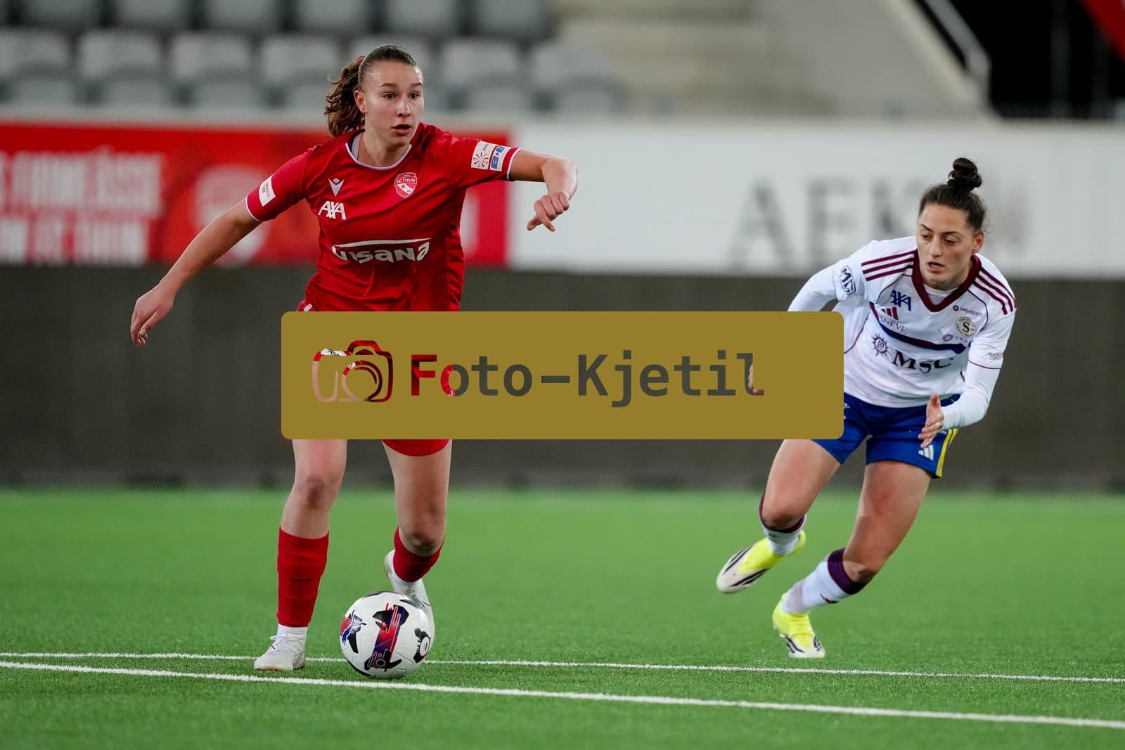 Schweiz: AXA Women's Super League 2025/26, FC Thun vs Servette FC Chenois Feminin - Stockhorn Arena, Thun: Lauriane Frei (31 Thun) im Duell mit Lumbardha Misini (6 Servette FC)