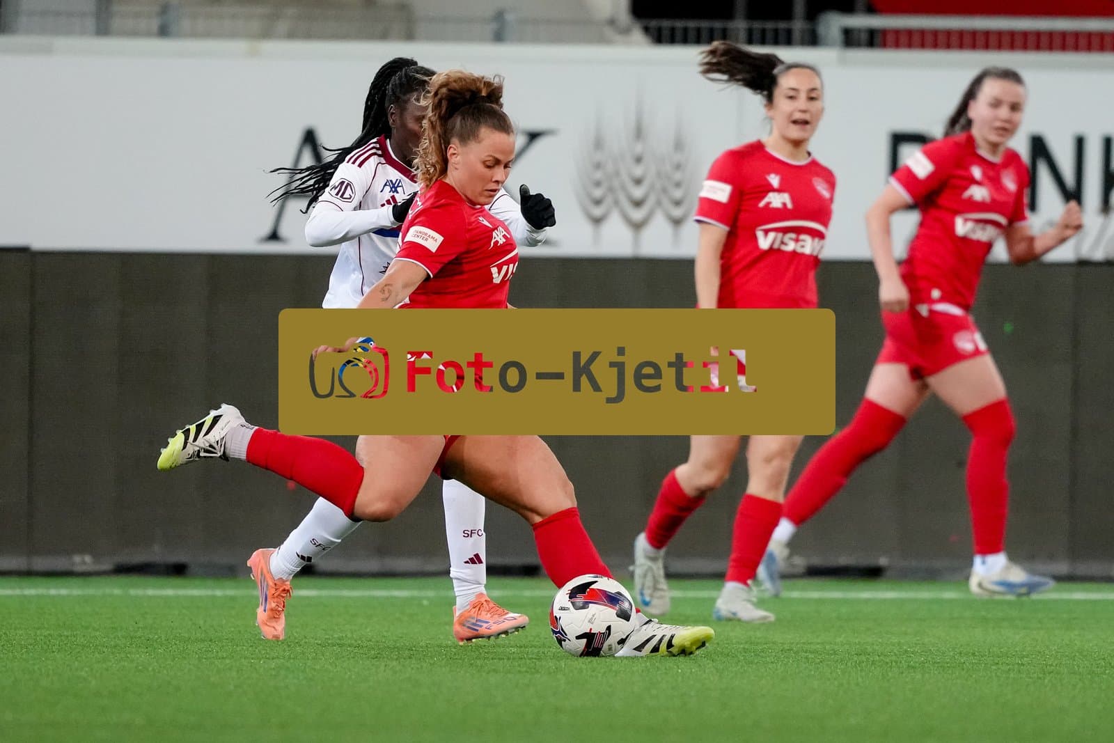 Schweiz: AXA Women's Super League 2025/26, FC Thun vs Servette FC Chenois Feminin - Stockhorn Arena, Thun: Alana Burkhart (22 Thun) in Aktion