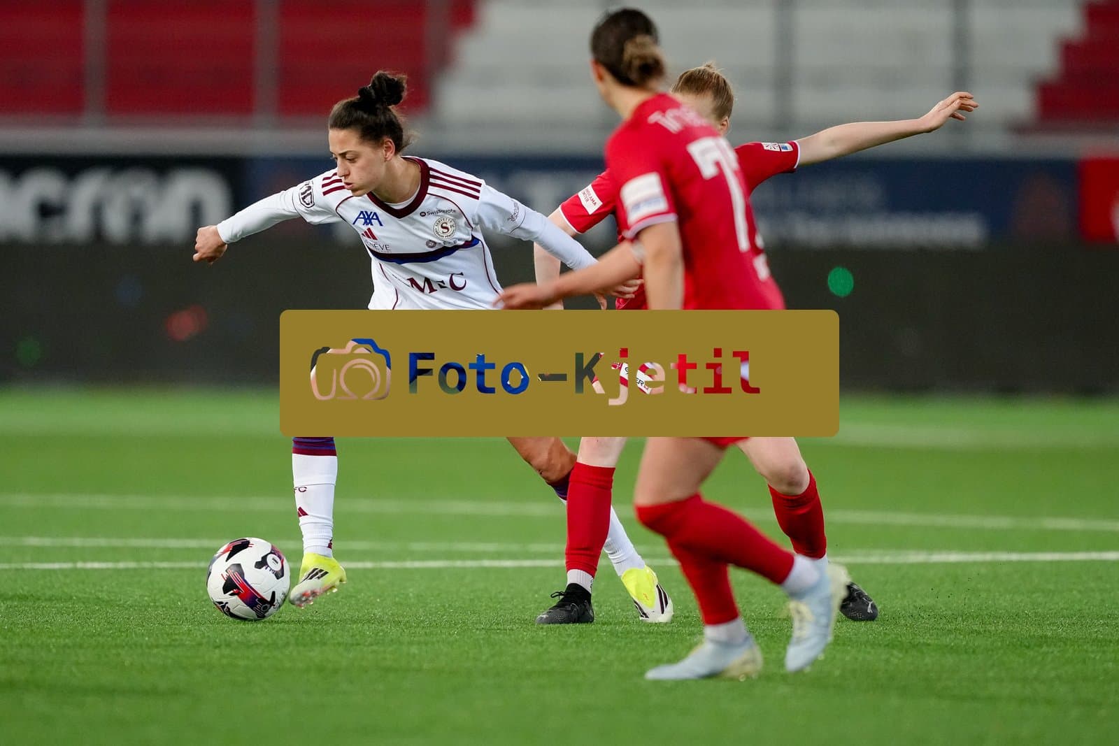 Schweiz: AXA Women's Super League 2025/26, FC Thun vs Servette FC Chenois Feminin - Stockhorn Arena, Thun: Lumbardha Misini (6 Servette FC) in Aktion