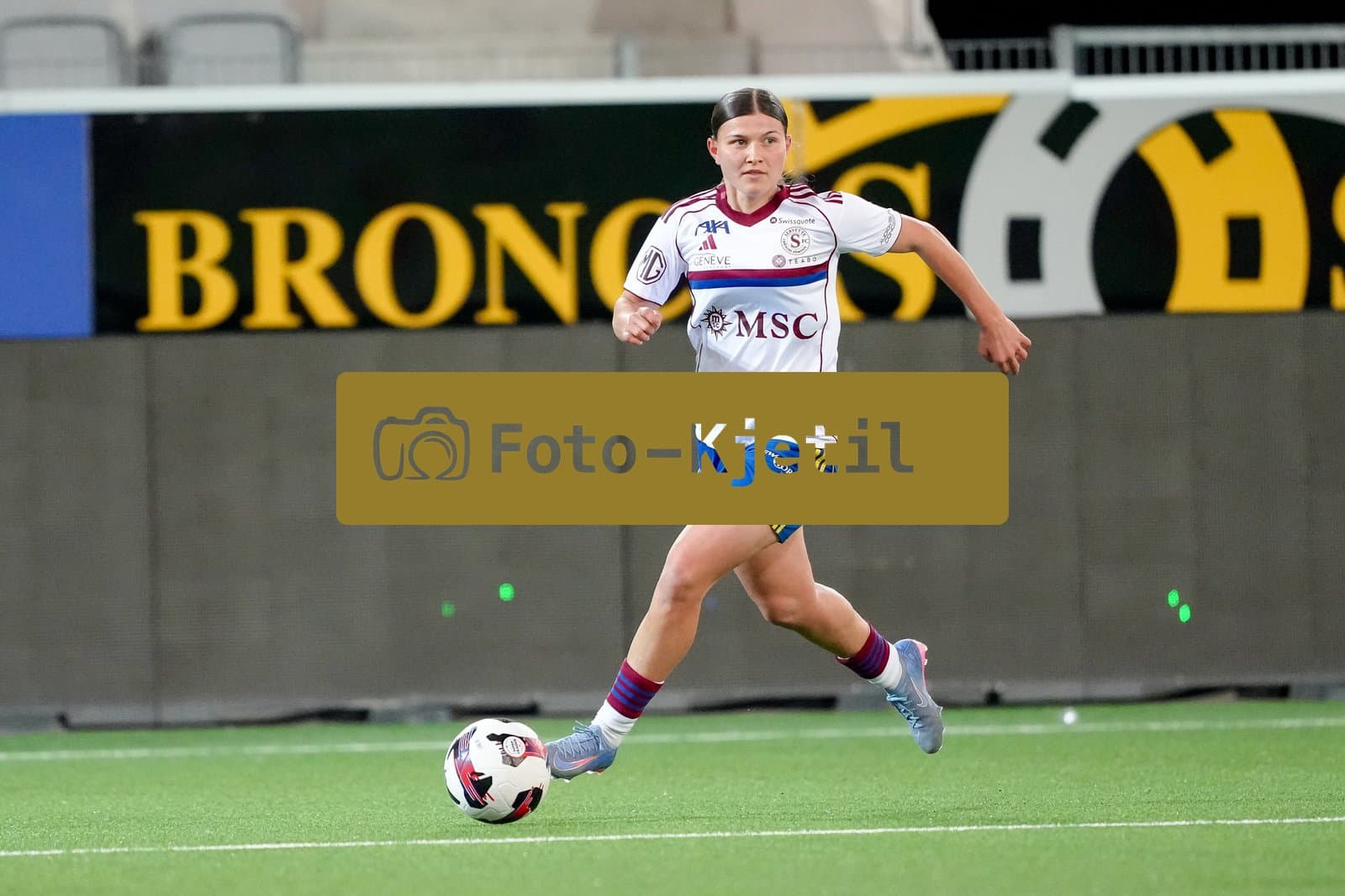 Schweiz: AXA Women's Super League 2025/26, FC Thun vs Servette FC Chenois Feminin - Stockhorn Arena, Thun: Chiara Wallin (22 Servette FC) in Aktion