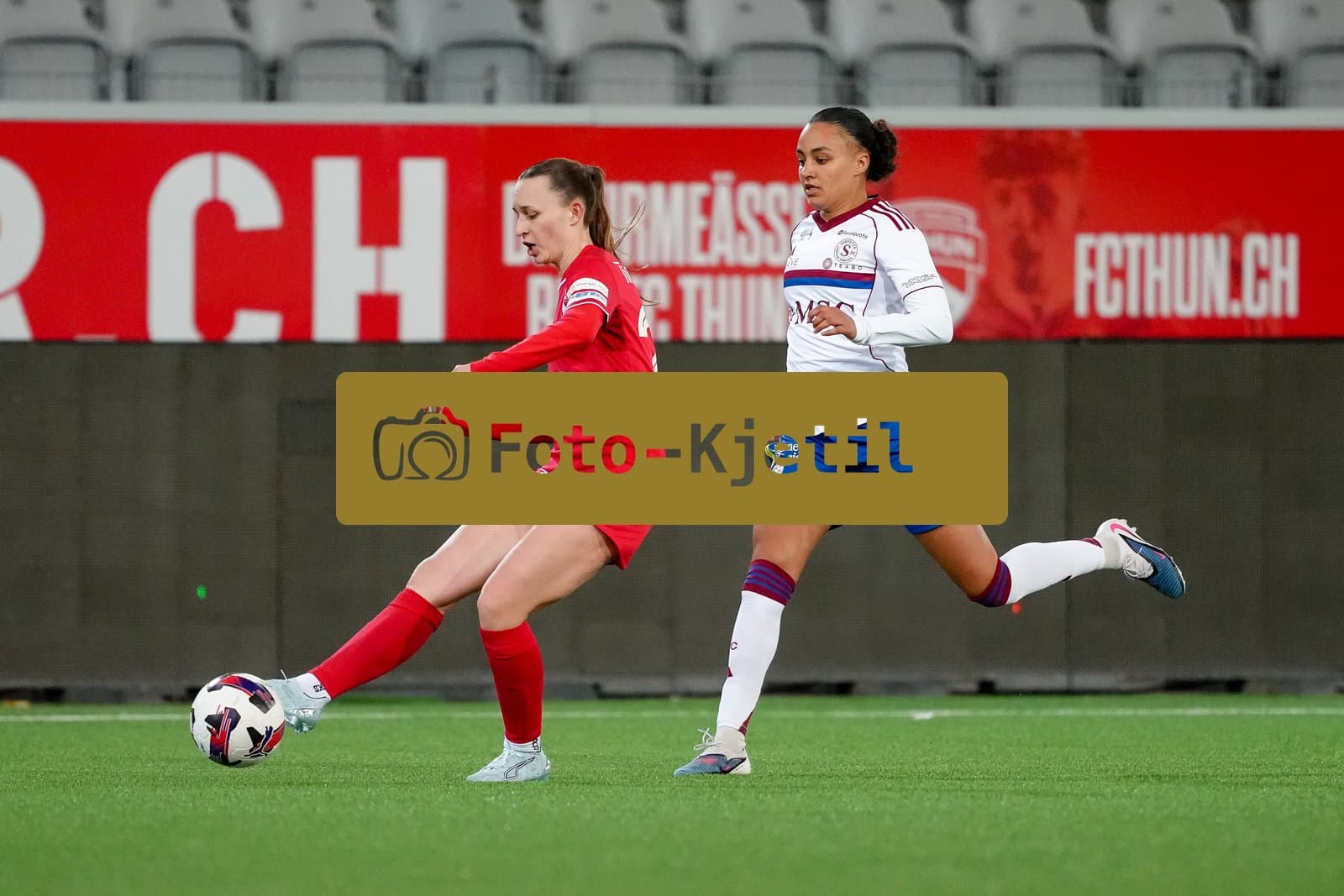 Schweiz: AXA Women's Super League 2025/26, FC Thun vs Servette FC Chenois Feminin - Stockhorn Arena, Thun: Celine Frey (26 Thun) im Duell mit Maeva Stacy Salomon (7 Servette FC)