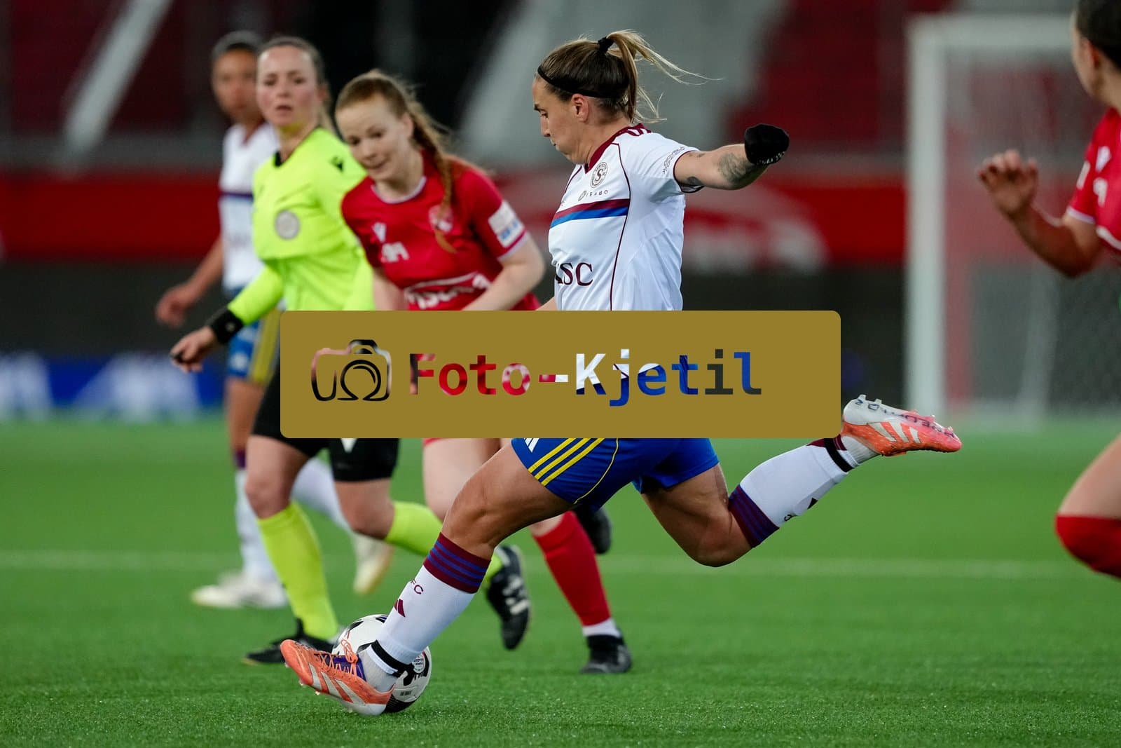 Schweiz: AXA Women's Super League 2025/26, FC Thun vs Servette FC Chenois Feminin - Stockhorn Arena, Thun: Gloria Marinelli (9 Servette FC) in Aktion