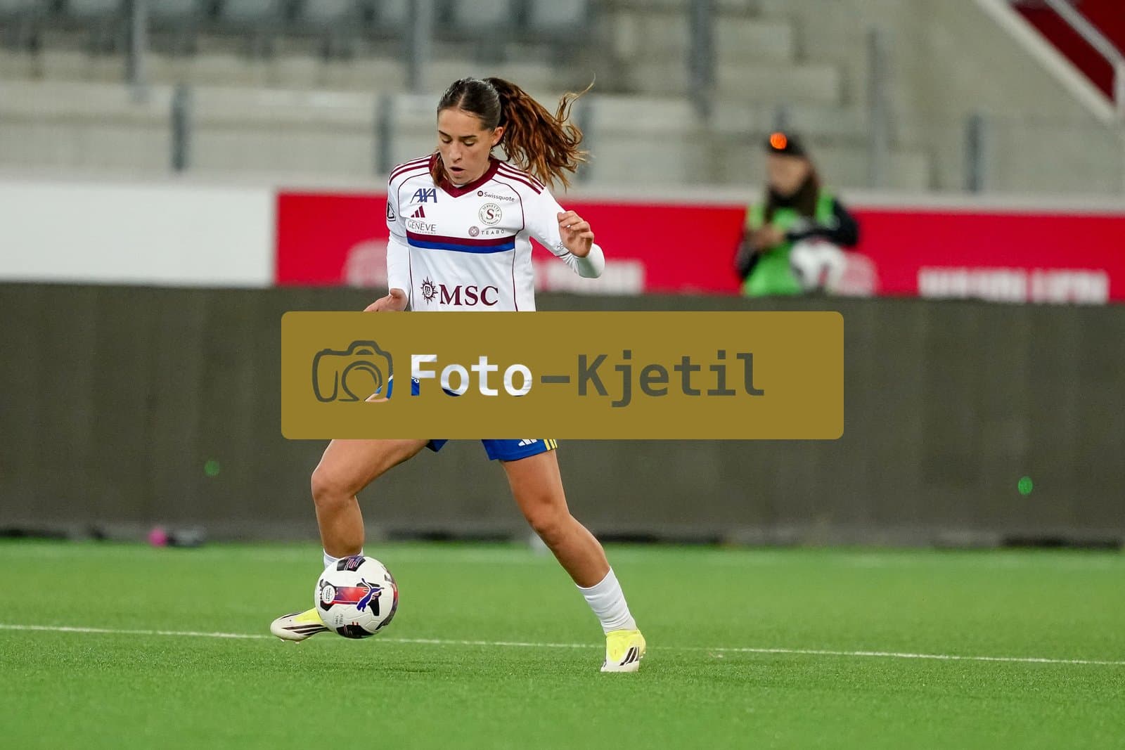 Schweiz: AXA Women's Super League 2025/26, FC Thun vs Servette FC Chenois Feminin - Stockhorn Arena, Thun: Amina Muratovic (23 Servette FC) in Aktion