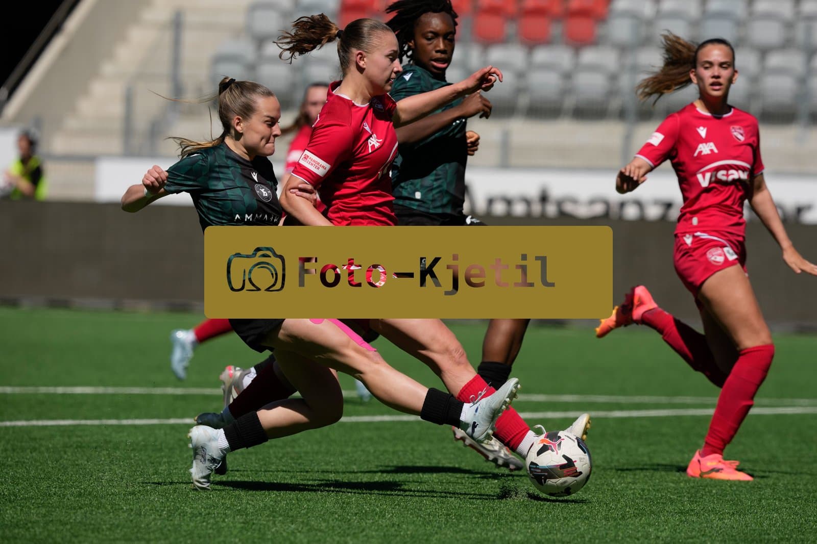 Schweiz: AXA Women's Super League 2025/26, FC Thun vs Yverdon Sport FC - Stockhorn Arena, Thun: Lauriane Frei (31 Thun) im Duell mit Kaia Grande (41 Yverdon)