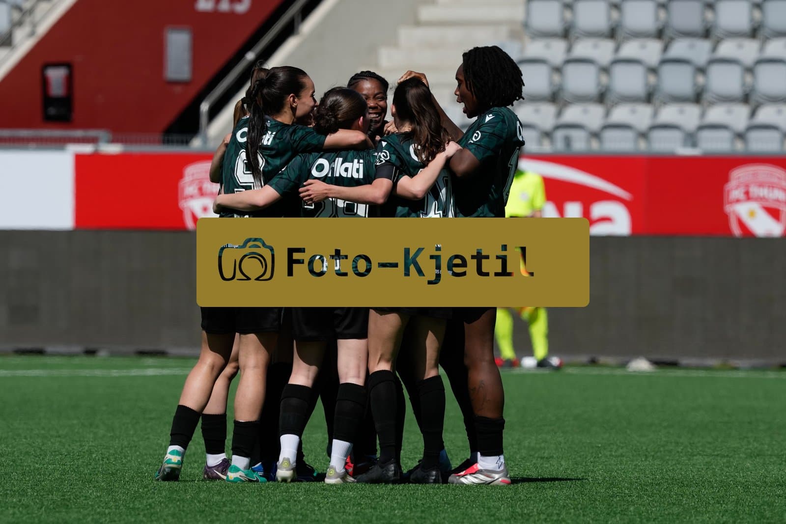 Schweiz: AXA Women's Super League 2025/26, FC Thun vs Yverdon Sport FC - Stockhorn Arena, Thun: Chloe Warpelin (19 Yverdon) jubelt nach ihrem Tor zum 2:3 mit dem Team