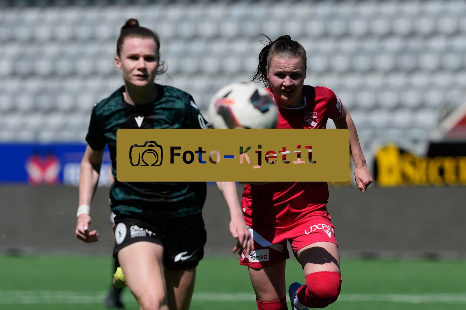 Schweiz: AXA Women's Super League 2025/26, FC Thun vs Yverdon Sport FC - Stockhorn Arena, Thun: Janine Minnig (9 Thun) gegen Michelle Sager (31 Yverdon)