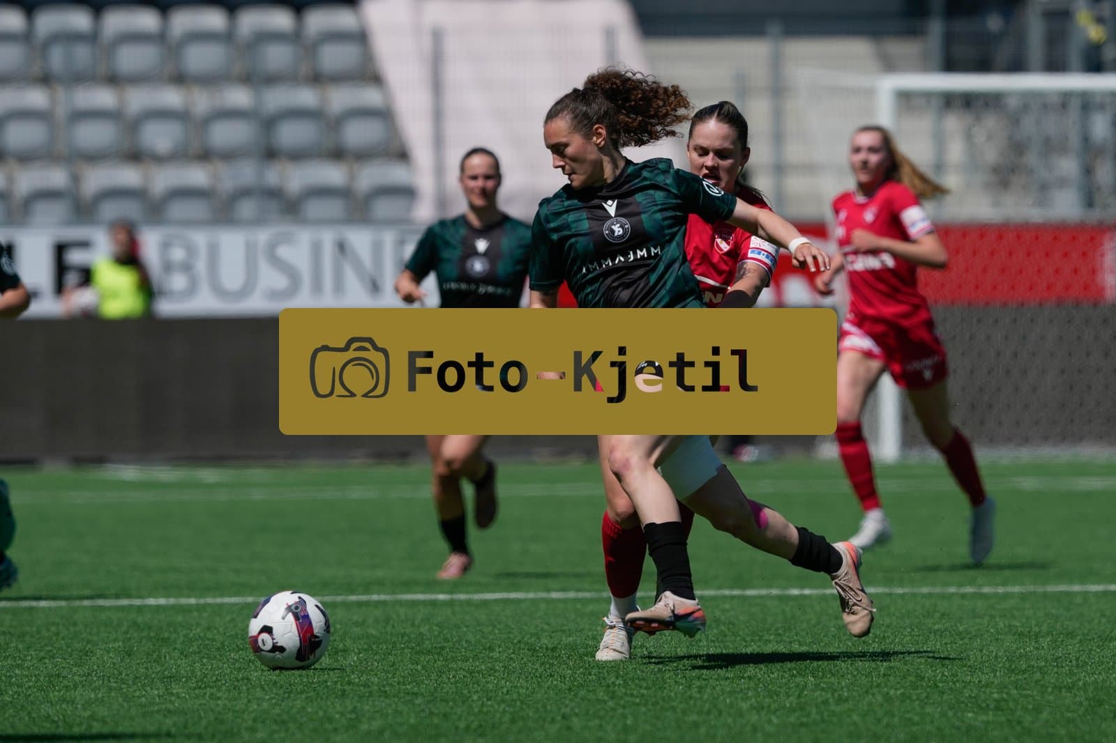 Schweiz: AXA Women's Super League 2025/26, FC Thun vs Yverdon Sport FC - Stockhorn Arena, Thun: Selina Ueltschi (11 Thun) im Duell mit Zia Girardin (3 Yverdon)
