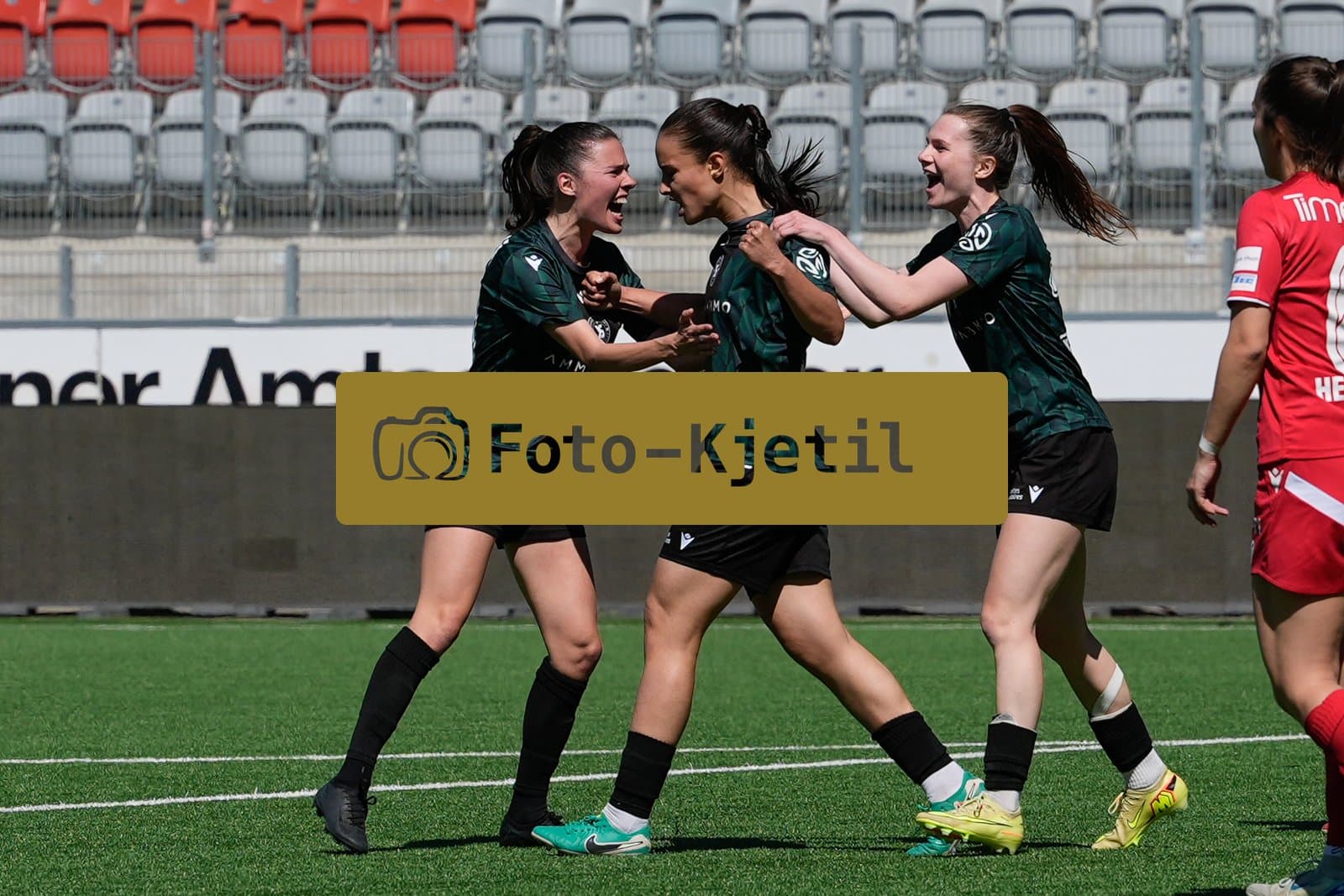 Schweiz: AXA Women's Super League 2025/26, FC Thun vs Yverdon Sport FC - Stockhorn Arena, Thun: IInes Khiri (9 Yverdon) jubelt nach ihrem Tor zum 2:2 mit dem Team