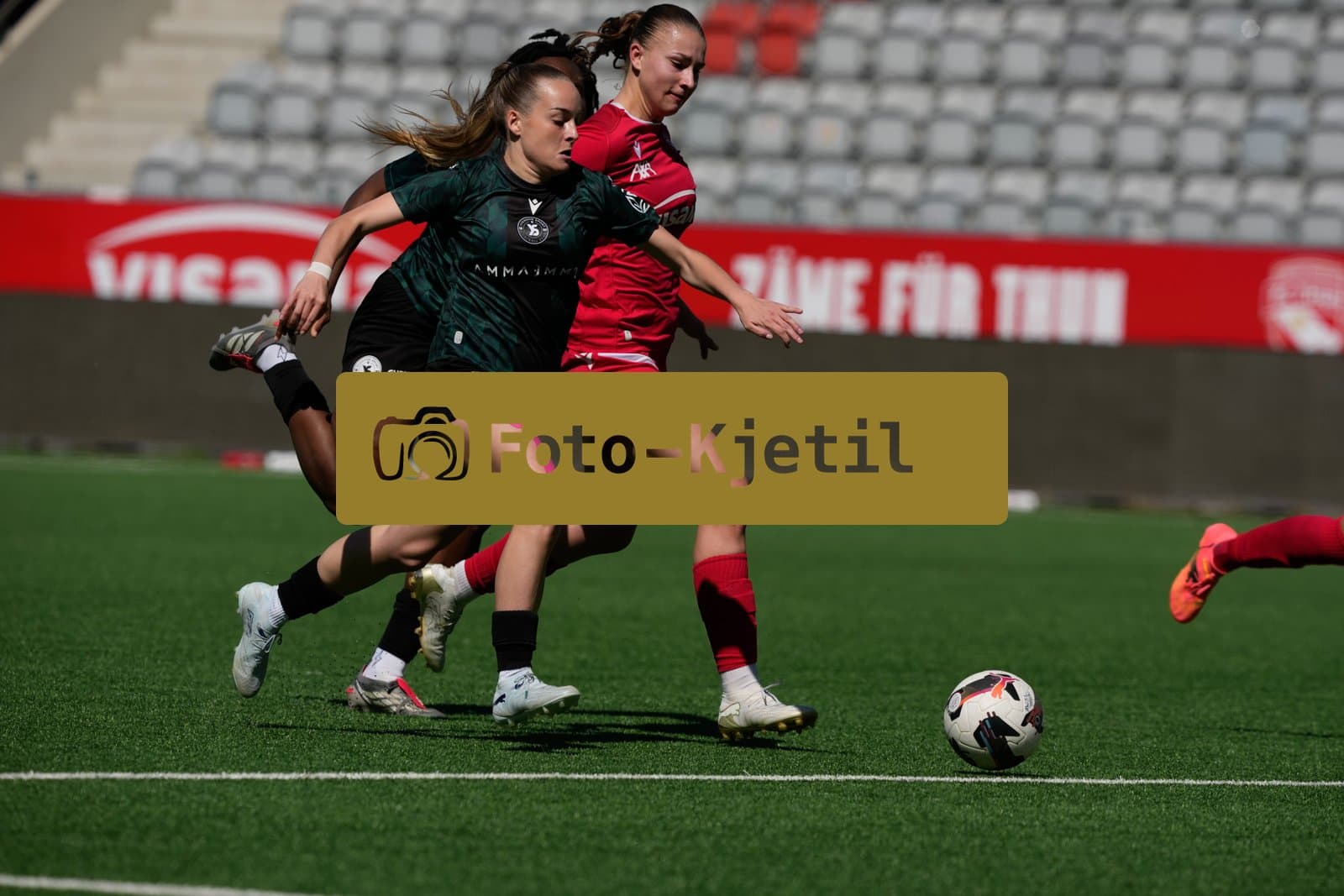 Schweiz: AXA Women's Super League 2025/26, FC Thun vs Yverdon Sport FC - Stockhorn Arena, Thun: Lauriane Frei (31 Thun) im Duell mit Kaia Grande (41 Yverdon)