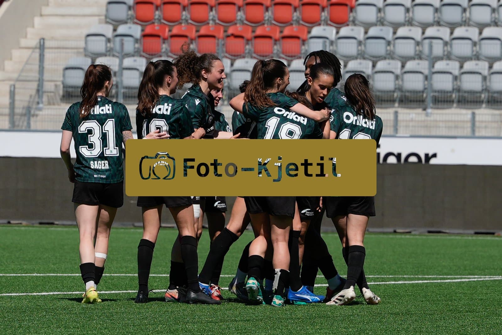 Schweiz: AXA Women's Super League 2025/26, FC Thun vs Yverdon Sport FC - Stockhorn Arena, Thun: IInes Khiri (9 Yverdon) jubelt nach ihrem Tor zum 2:2 mit dem Team