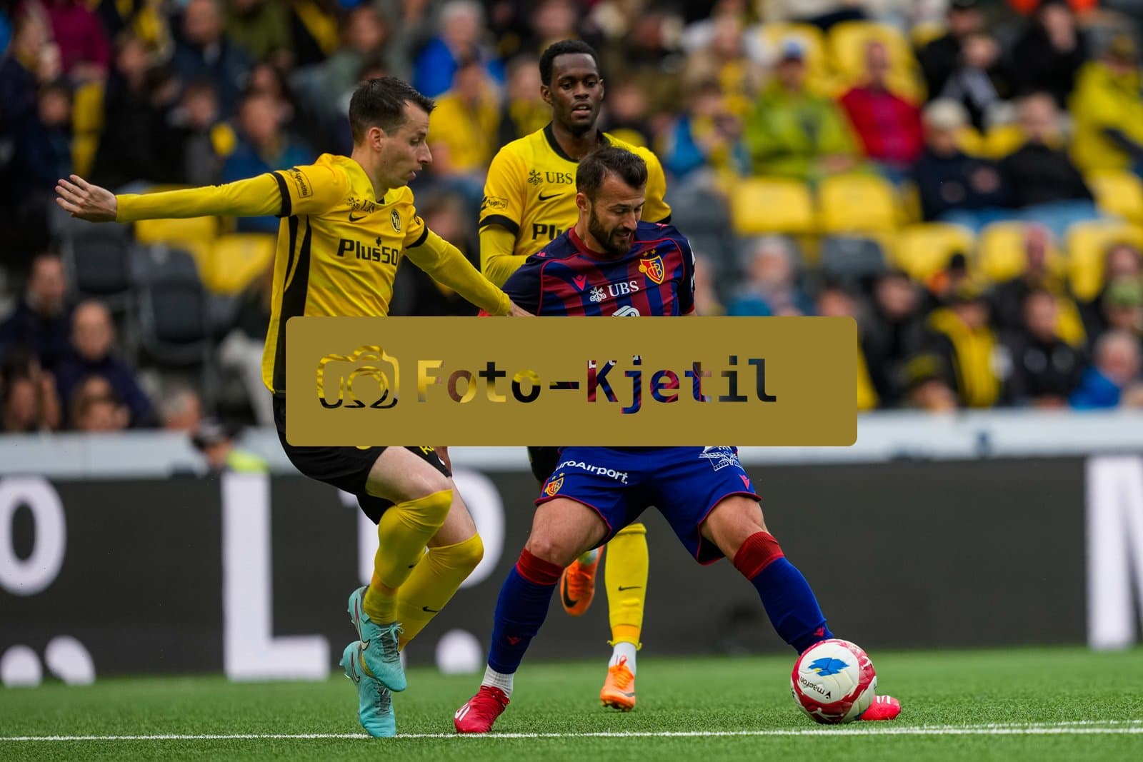 Schweiz: Brack Super League 2025/26, BSC Young Boys vs FC Basel 1893 - Wankdorf Stadion, Bern: Sandro Lauper (30 YB) mit Edimilson Fernandes (6 YB) gegen Albian Ajeti (23 FCB)