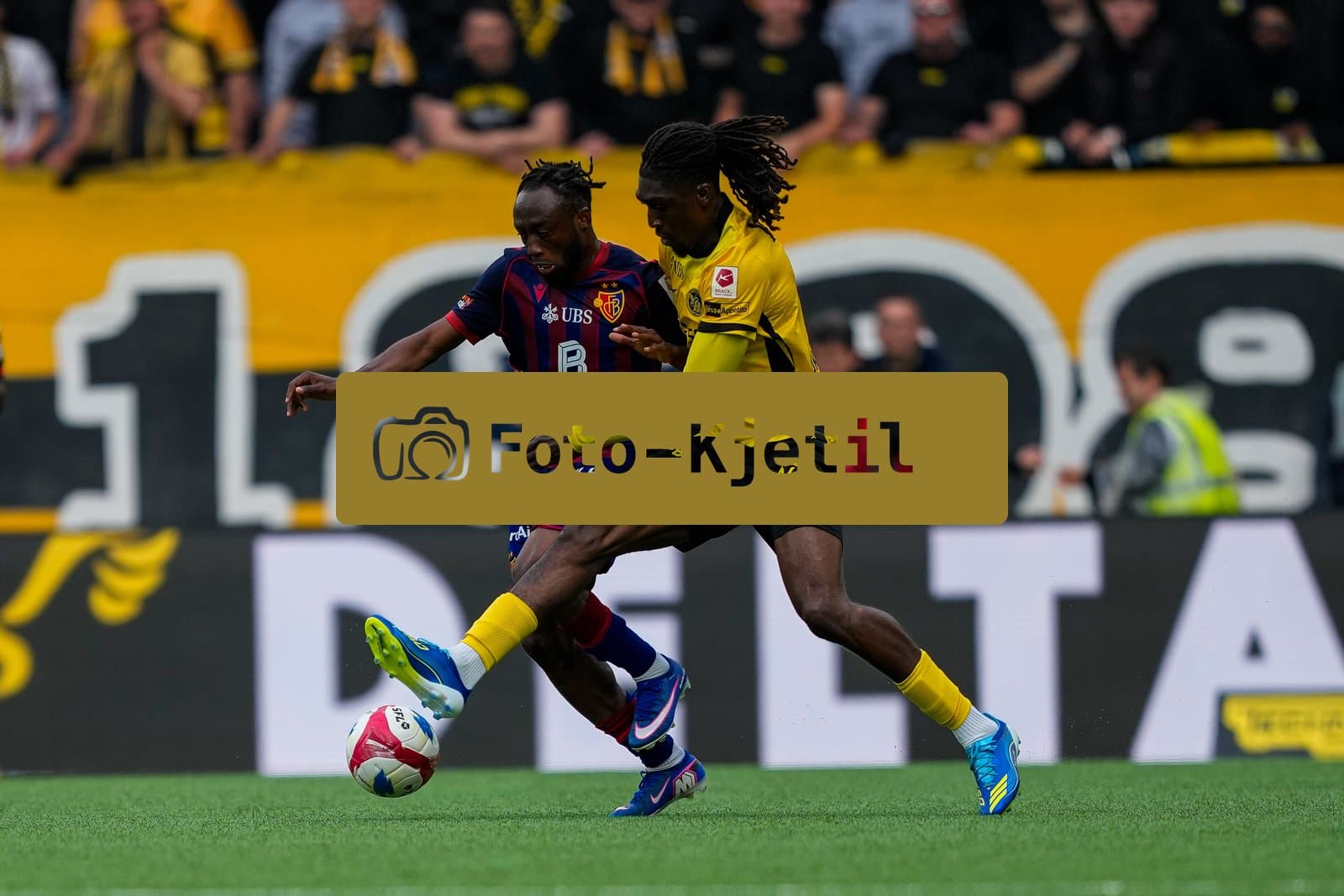 Schweiz: Brack Super League 2025/26, BSC Young Boys vs FC Basel 1893 - Wankdorf Stadion, Bern: Benie Traore (11 FCB) gegen Tanguy Zoukrou (4 YB)