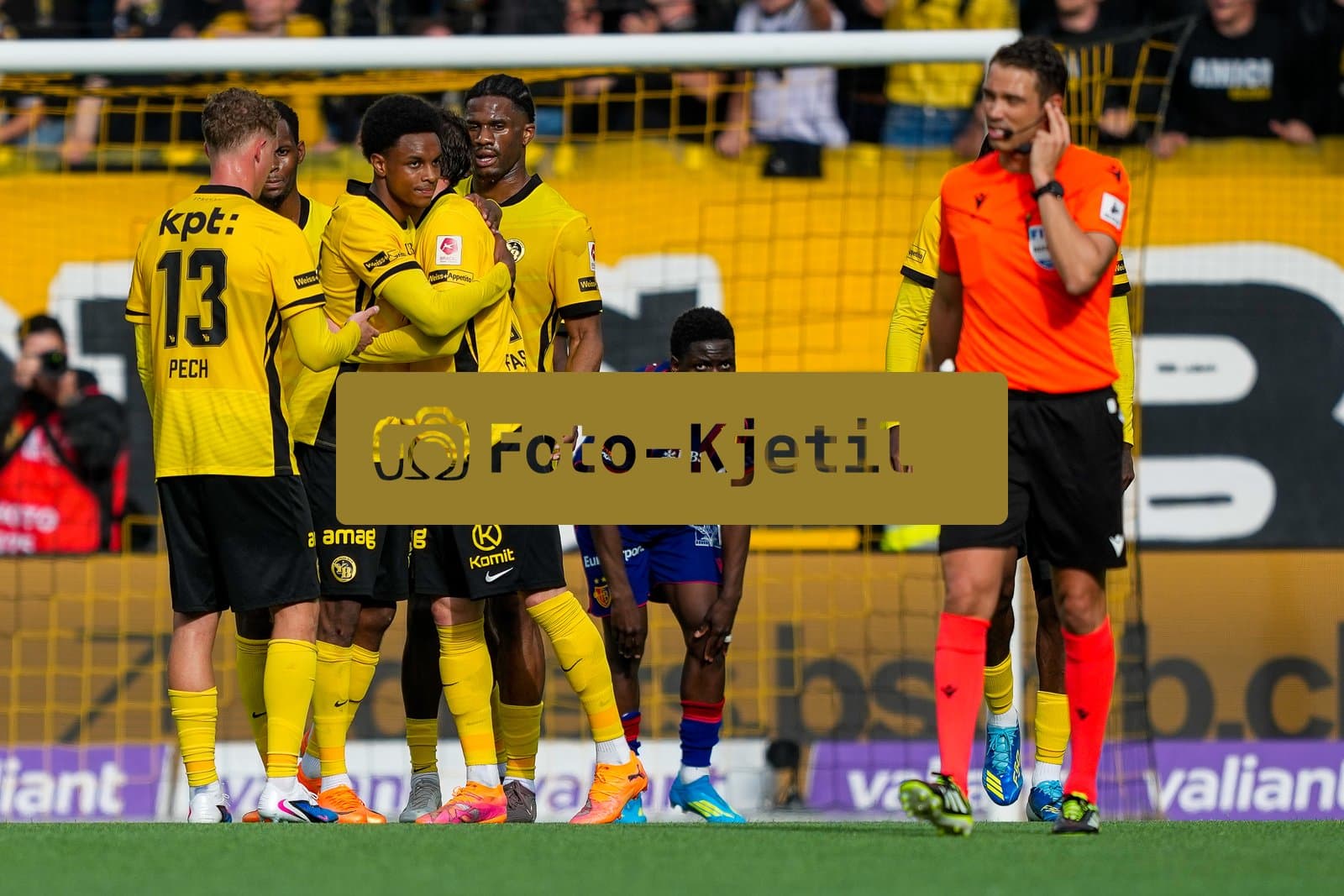Schweiz: Brack Super League 2025/26, BSC Young Boys vs FC Basel 1893 - Wankdorf Stadion, Bern: Christian Fassnacht (16 YB) jubelt nach seinem Tor zum 3:0 mit dem Team