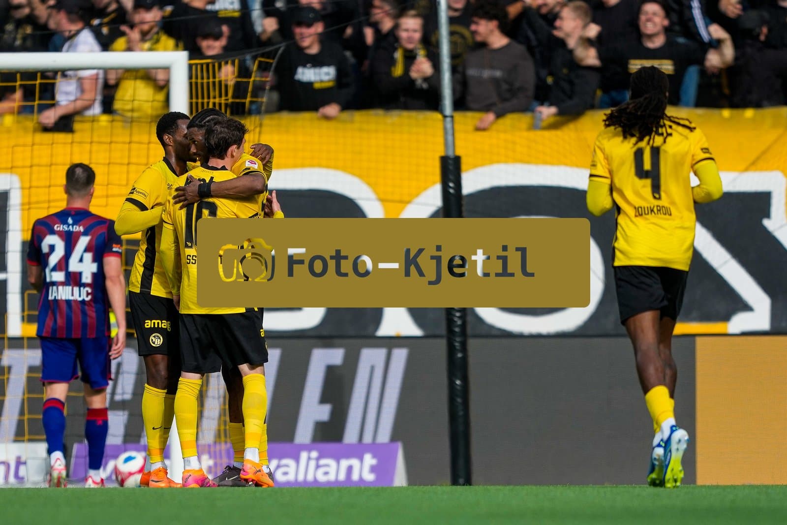 Schweiz: Brack Super League 2025/26, BSC Young Boys vs FC Basel 1893 - Wankdorf Stadion, Bern: Christian Fassnacht (16 YB) jubelt nach seinem Tor zum 3:0 mit dem Team