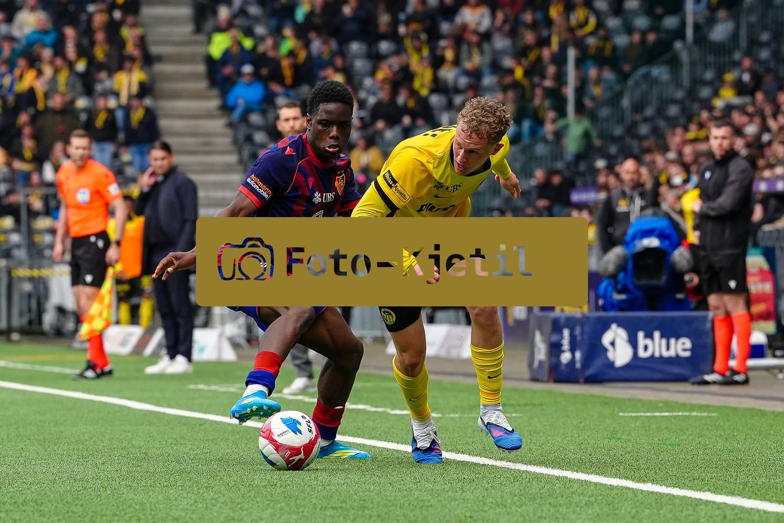 Schweiz: Brack Super League 2025/26, BSC Young Boys vs FC Basel 1893 - Wankdorf Stadion, Bern: Moussa Cisse (29 FCB) im Duell mit Dominik Pech (13 YB)
