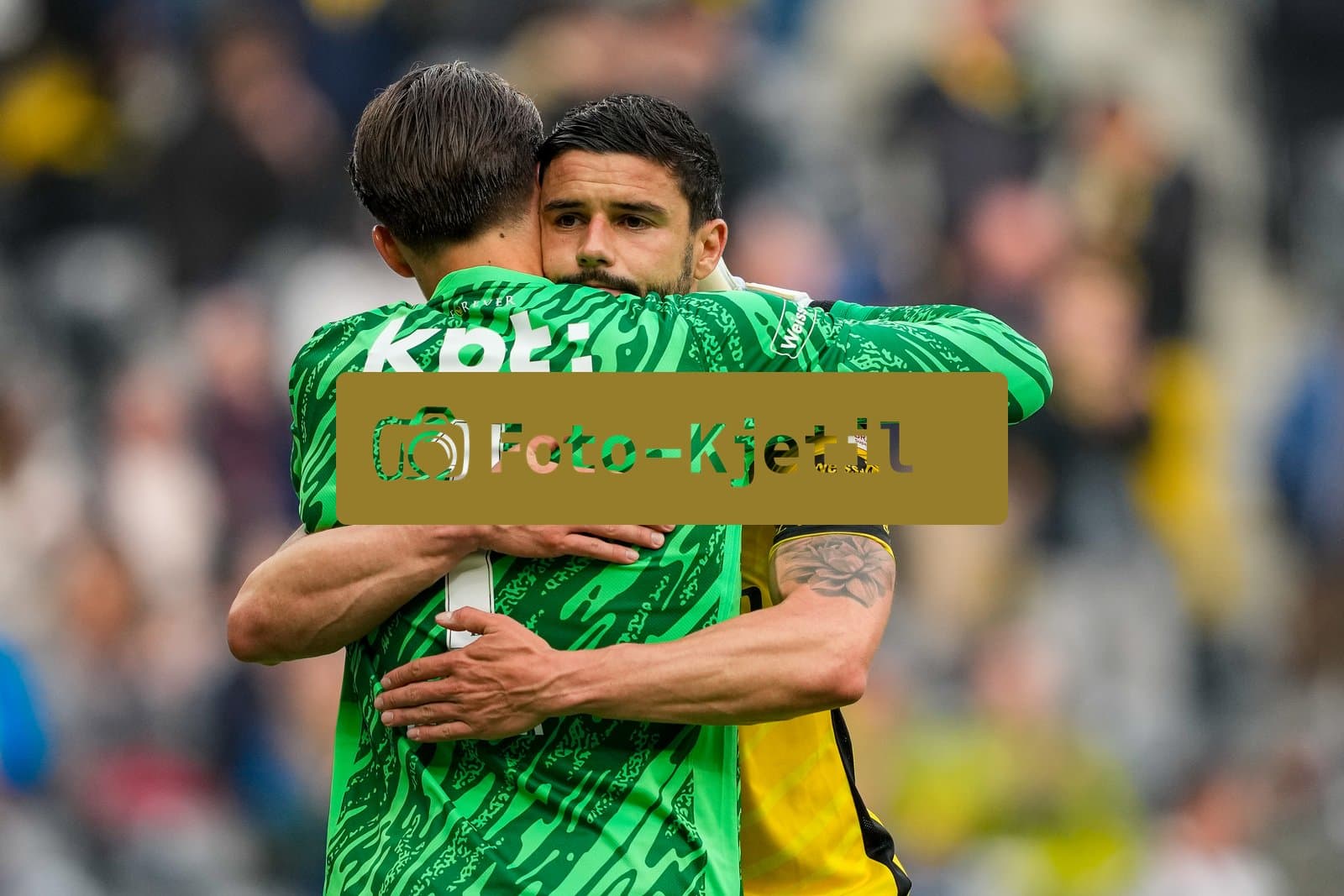 Schweiz: Brack Super League 2025/26, BSC Young Boys vs FC Basel 1893 - Wankdorf Stadion, Bern: Loris Benito (23 YB) mit Torhüter Marvin Keller (1 YB) nach dem Spiel