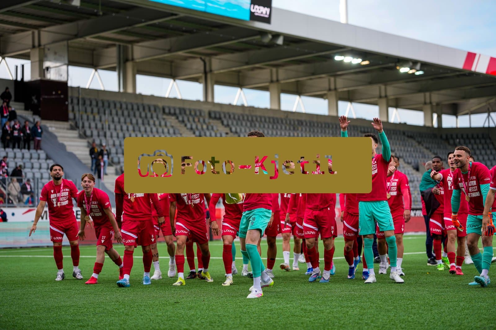 Schweiz: Brack Super League 2025/2026, FC Thun vs BSC Young Boys - Stockhorn Arena, Thun: FC Thun als Schweizer Meister 2026 nach dem letztjährigen Aufstieg in die höchste Schweizer Liga, ist zum ersten mal in der Klubgeschichte Meister.