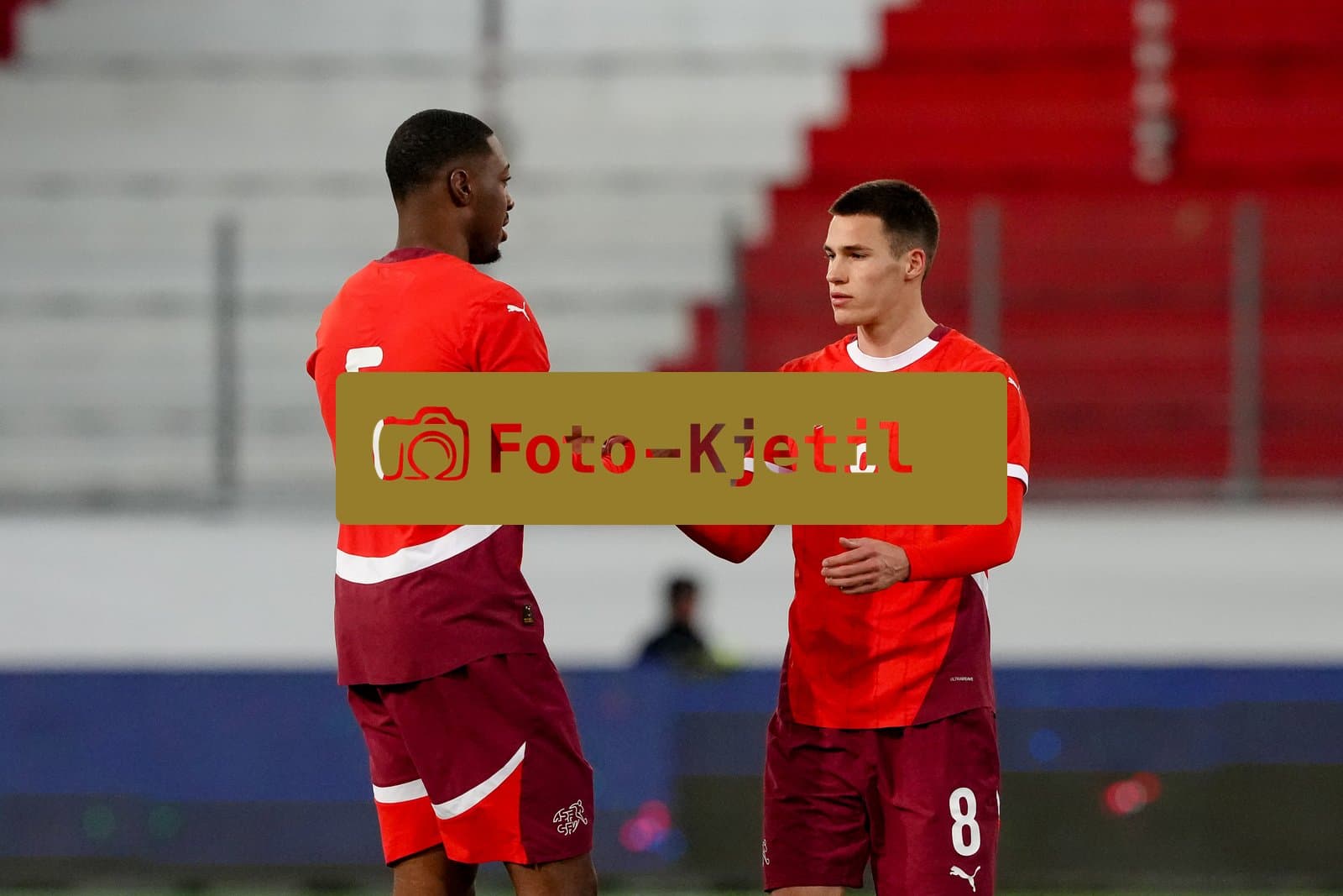 Schweiz: EM-Qualifikation U21 2026, Schweiz vs Estland - Stockhorn Arena, Thun: Tim Meyer (8 Men Switzerland) mit Roggerio Nyakossi (5 Men Switzerland) nach dem Spiel