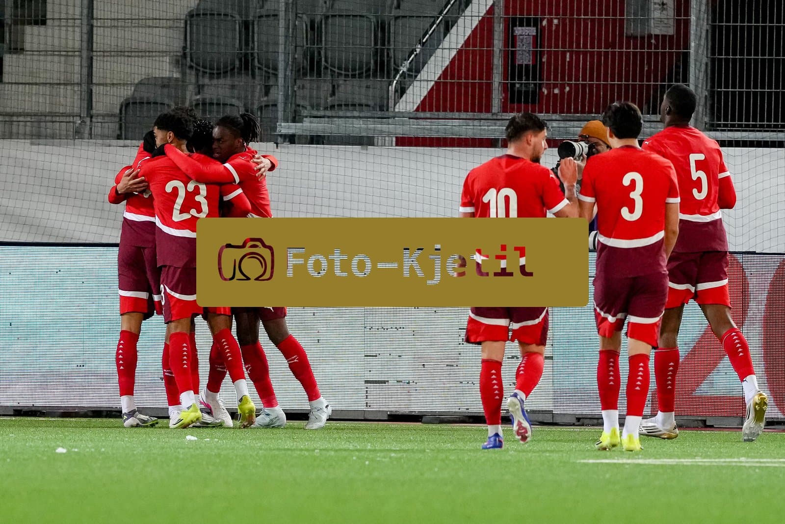 Schweiz: EM-Qualifikation U21 2026, Schweiz vs Estland - Stockhorn Arena, Thun: Cheveyo Tsawa (16 Men Switzerland) jubelt nach seinem Tor mit dem Team