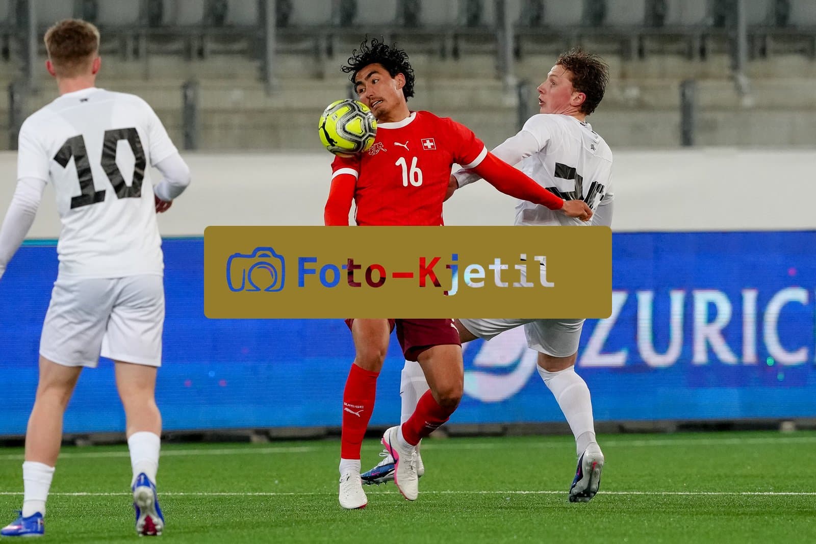 Schweiz: EM-Qualifikation U21 2026, Schweiz vs Estland - Stockhorn Arena, Thun: Cheveyo Tsawa (16 Men Switzerland) gegen August Wagner (20 Estonia)